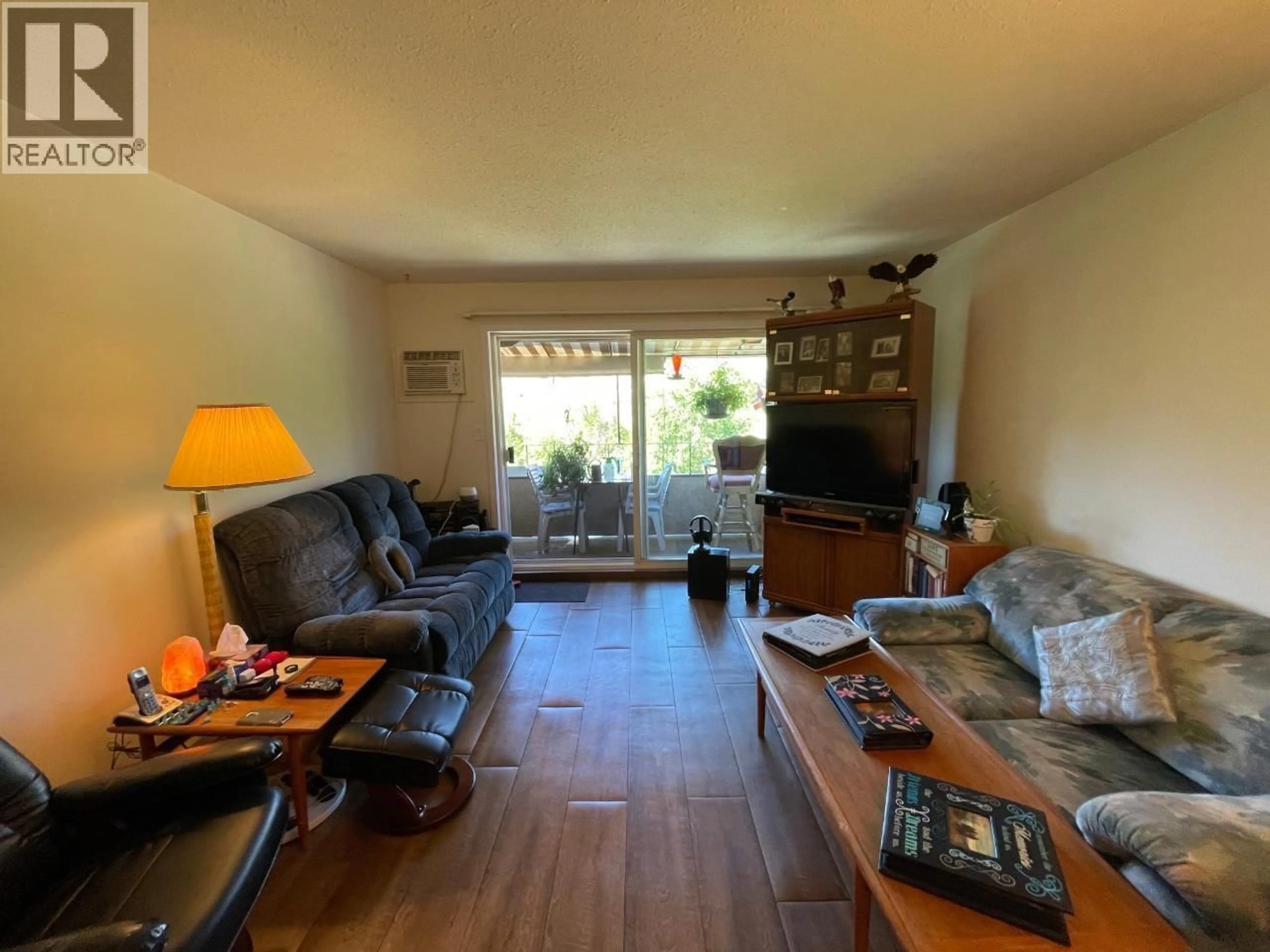 Living room with furniture, wood/laminate floor for 311 - 337 MCKINNEY ROAD, Oliver British Columbia V0H1T3