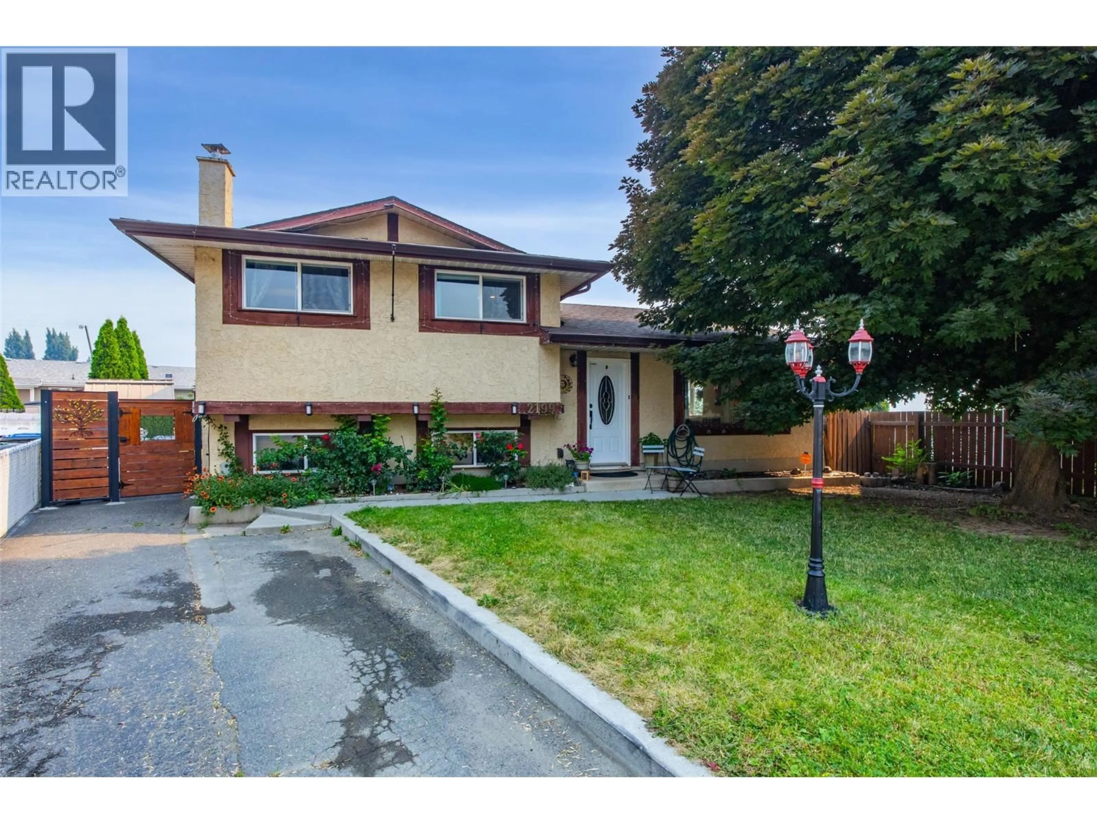 Home with vinyl exterior material, street for 2199 PERRYVILLE PLACE, Kamloops British Columbia V2B7Y1
