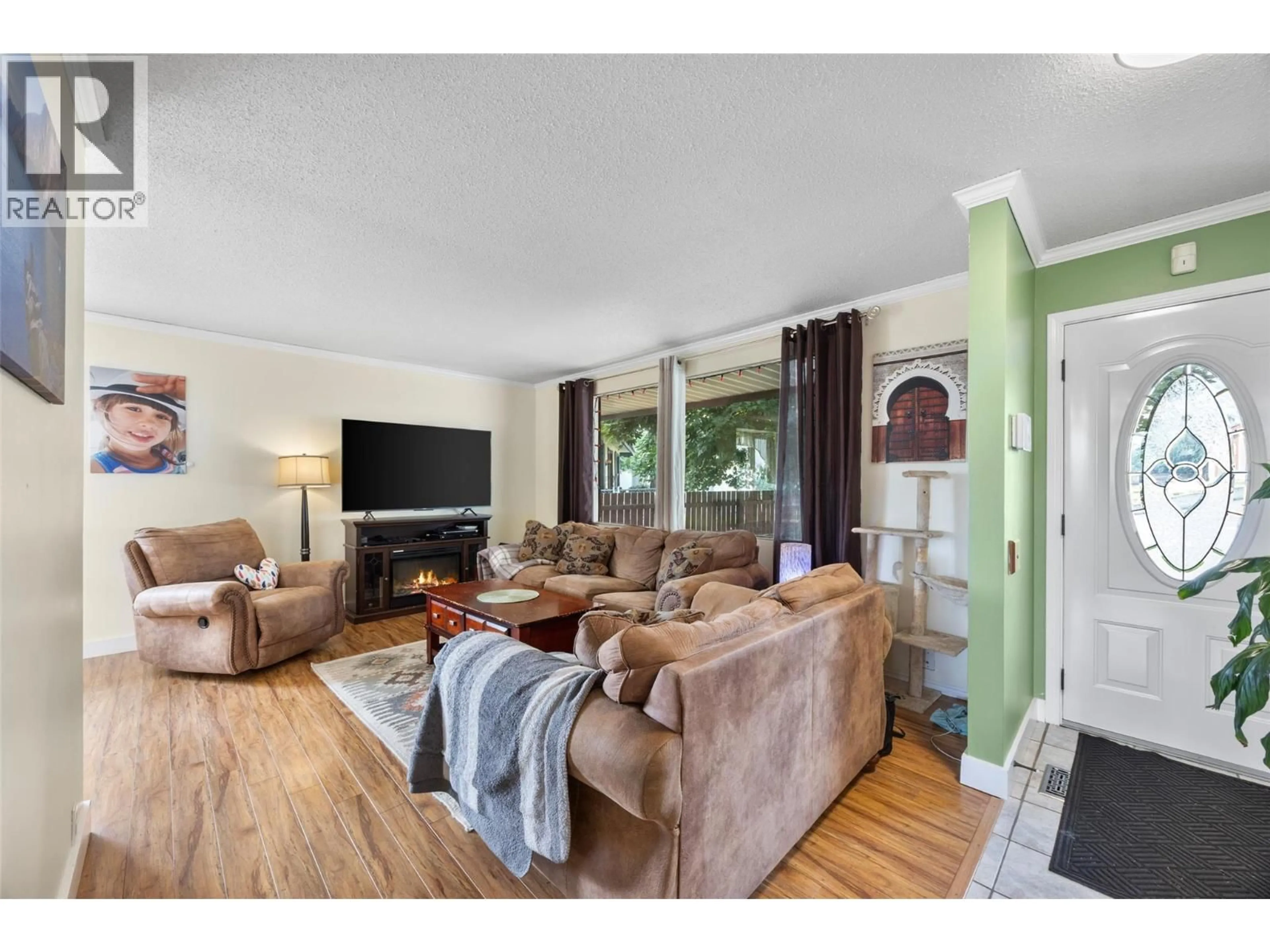Living room with furniture, wood/laminate floor for 2199 PERRYVILLE PLACE, Kamloops British Columbia V2B7Y1