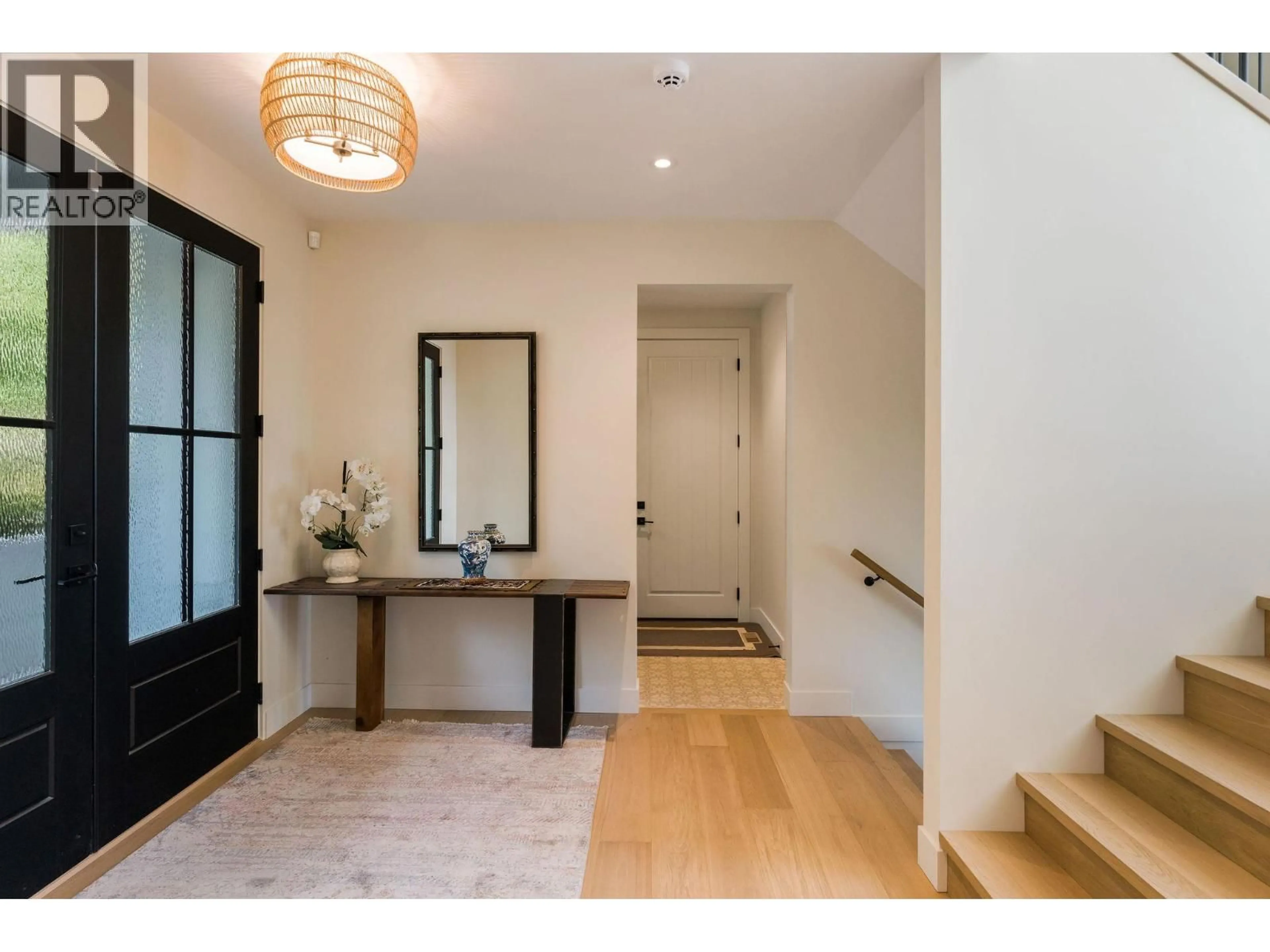 Indoor entryway for 5268 LAKESHORE ROAD, Kelowna British Columbia V1W4J3