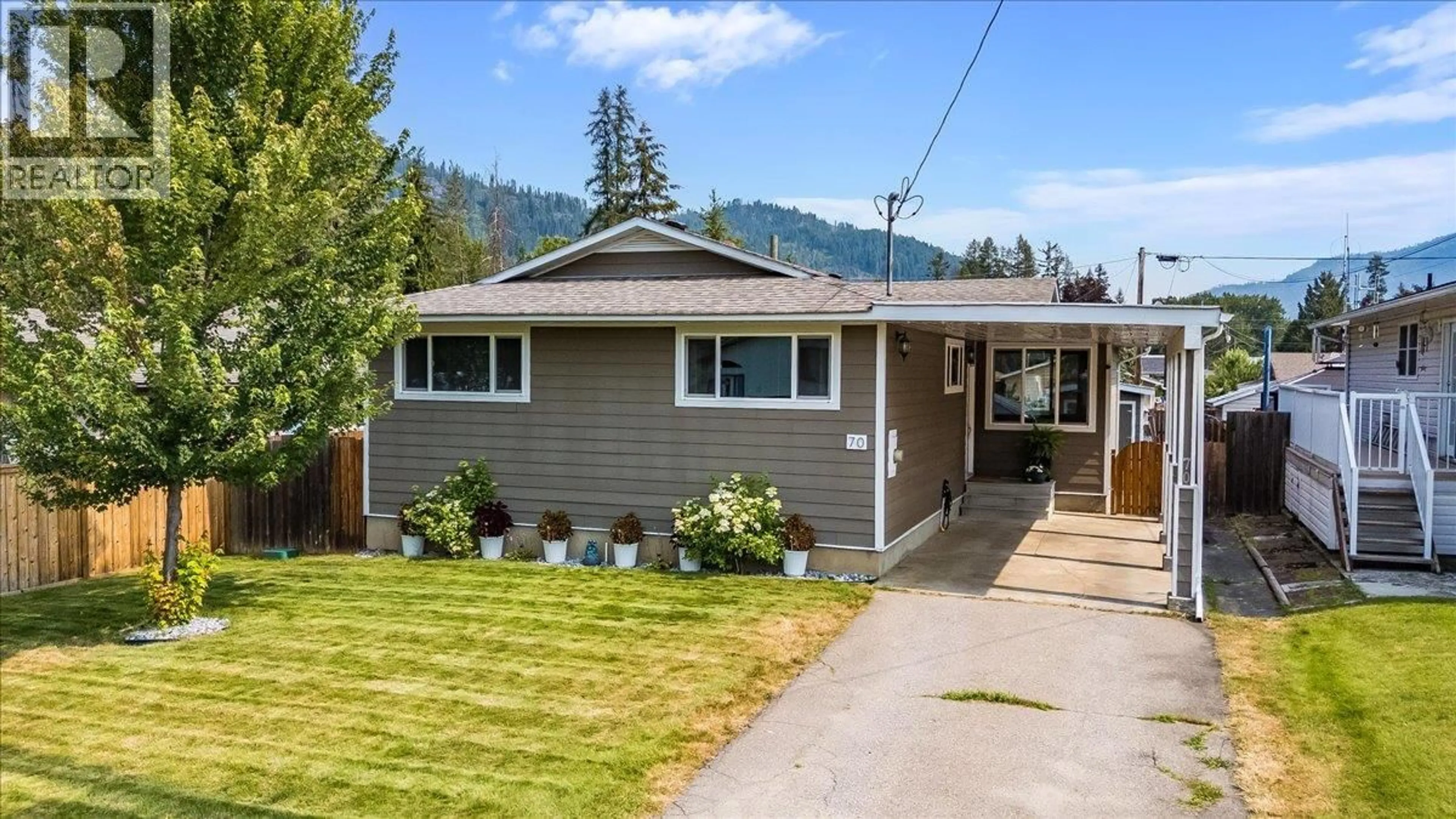 Home with vinyl exterior material, street for 70 WALNUT AVENUE, Fruitvale British Columbia V0G1L0