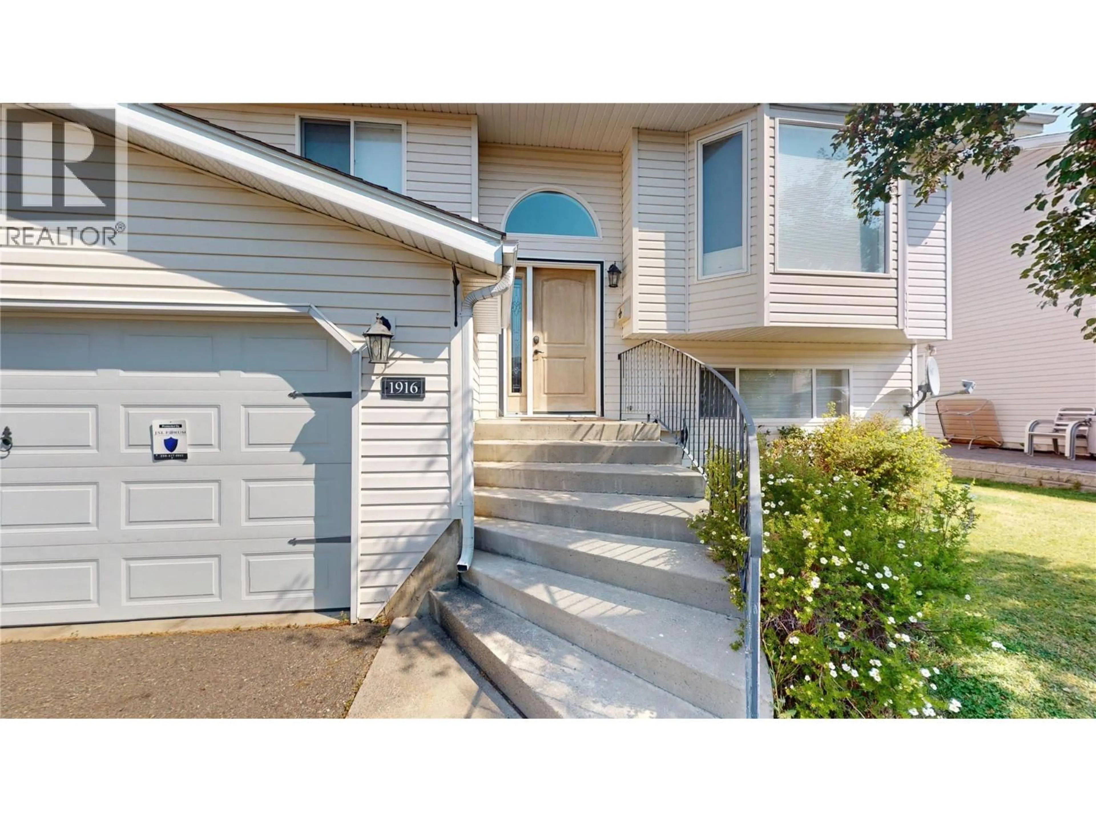Home with vinyl exterior material, street for 1916 12 STREET NORTH, Cranbrook British Columbia V1C6M7