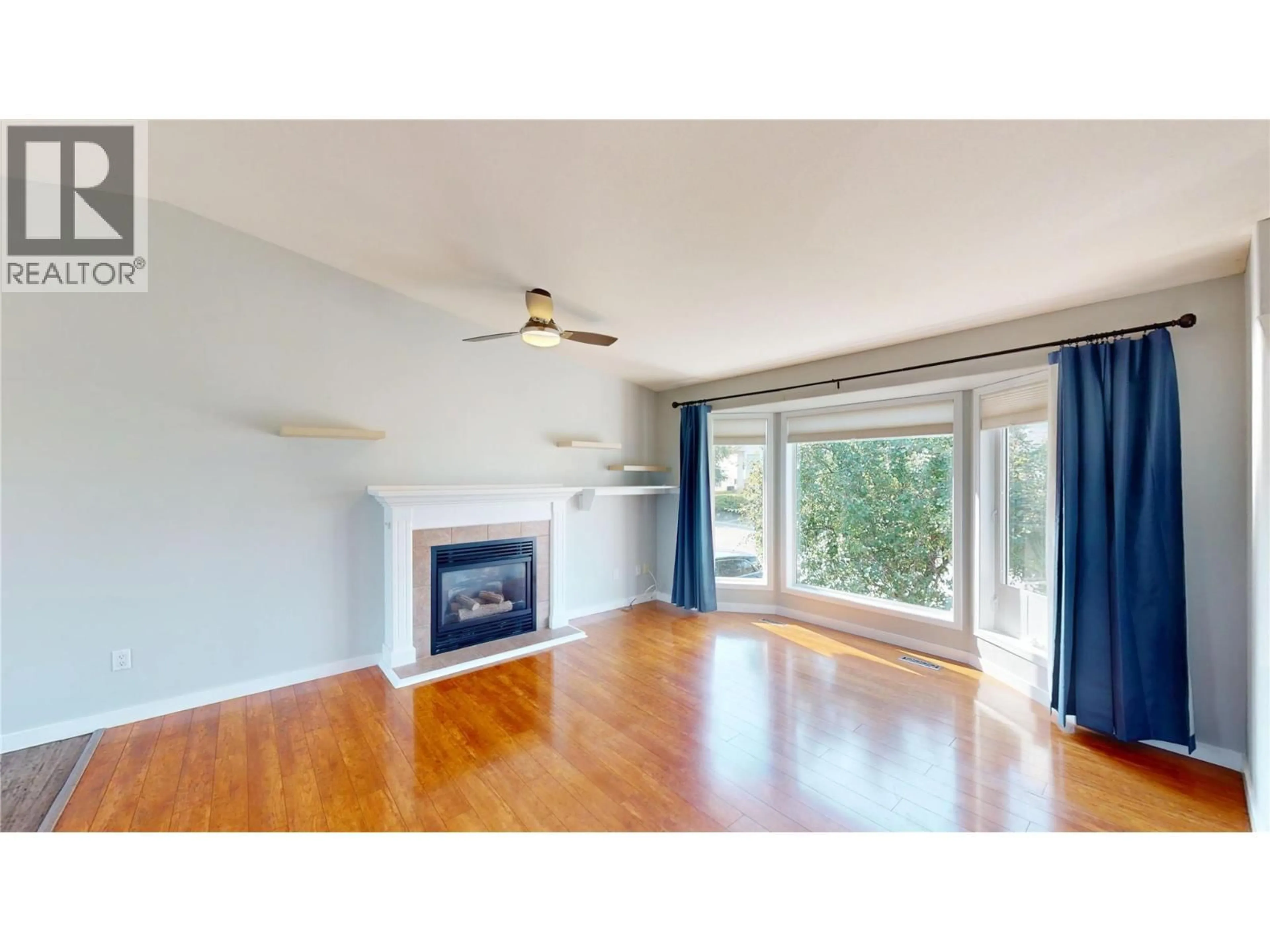 Living room with furniture, wood/laminate floor for 1916 12 STREET NORTH, Cranbrook British Columbia V1C6M7
