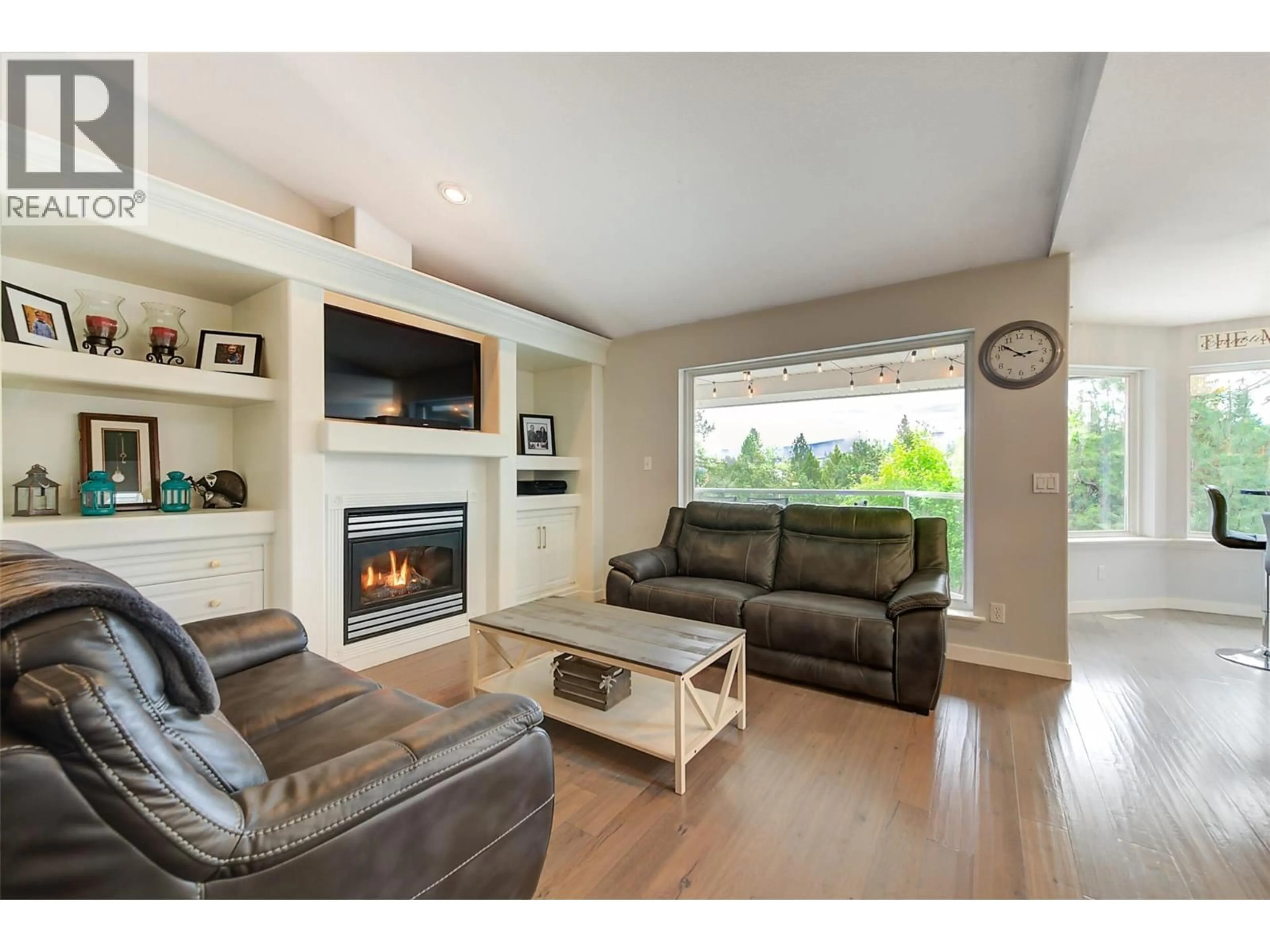 Living room with furniture, wood/laminate floor for 971 WESTVIEW WAY, West Kelowna British Columbia V1Z3Y9