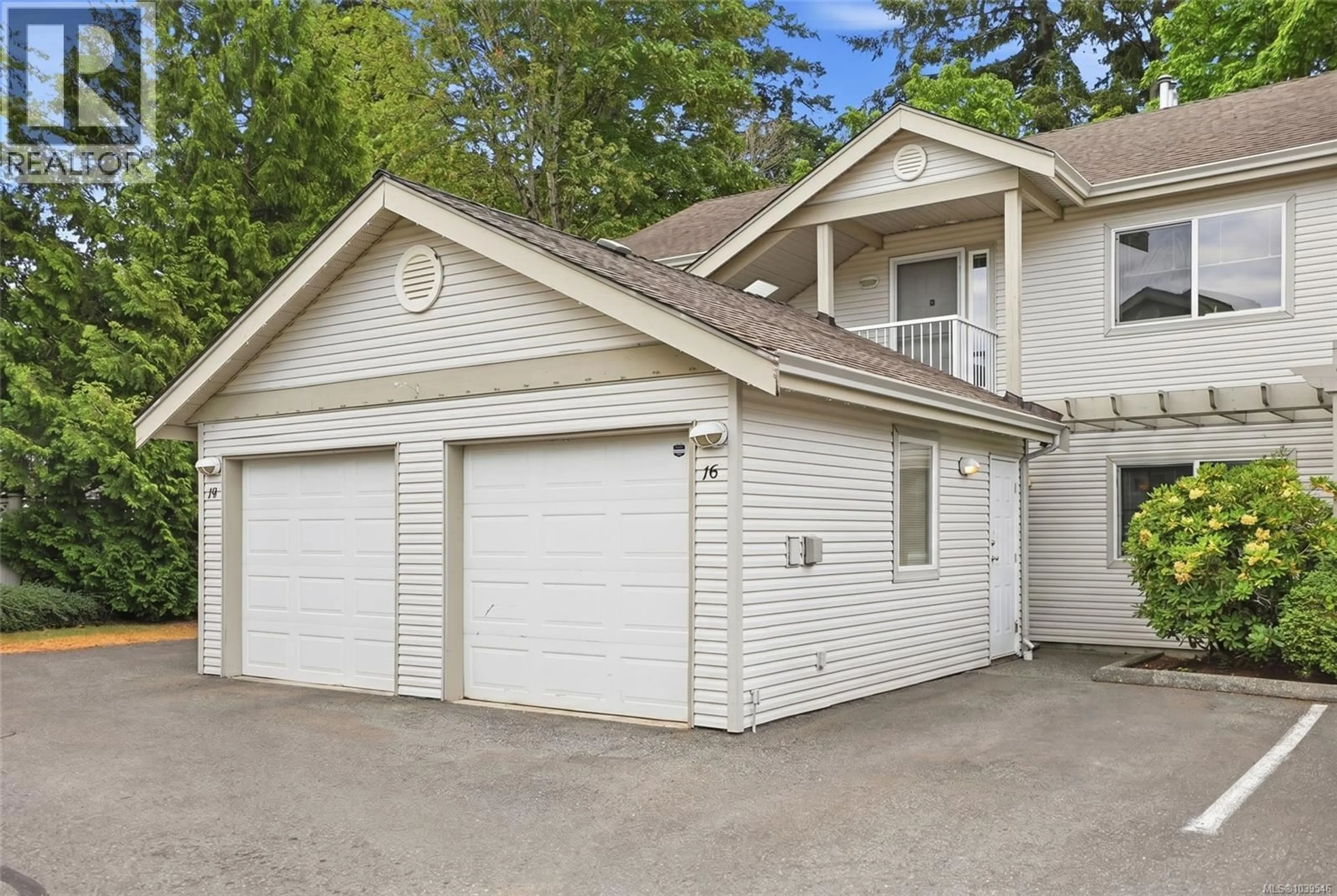 Indoor garage for 16 - 571 BRADLEY STREET, Nanaimo British Columbia V9S3G3