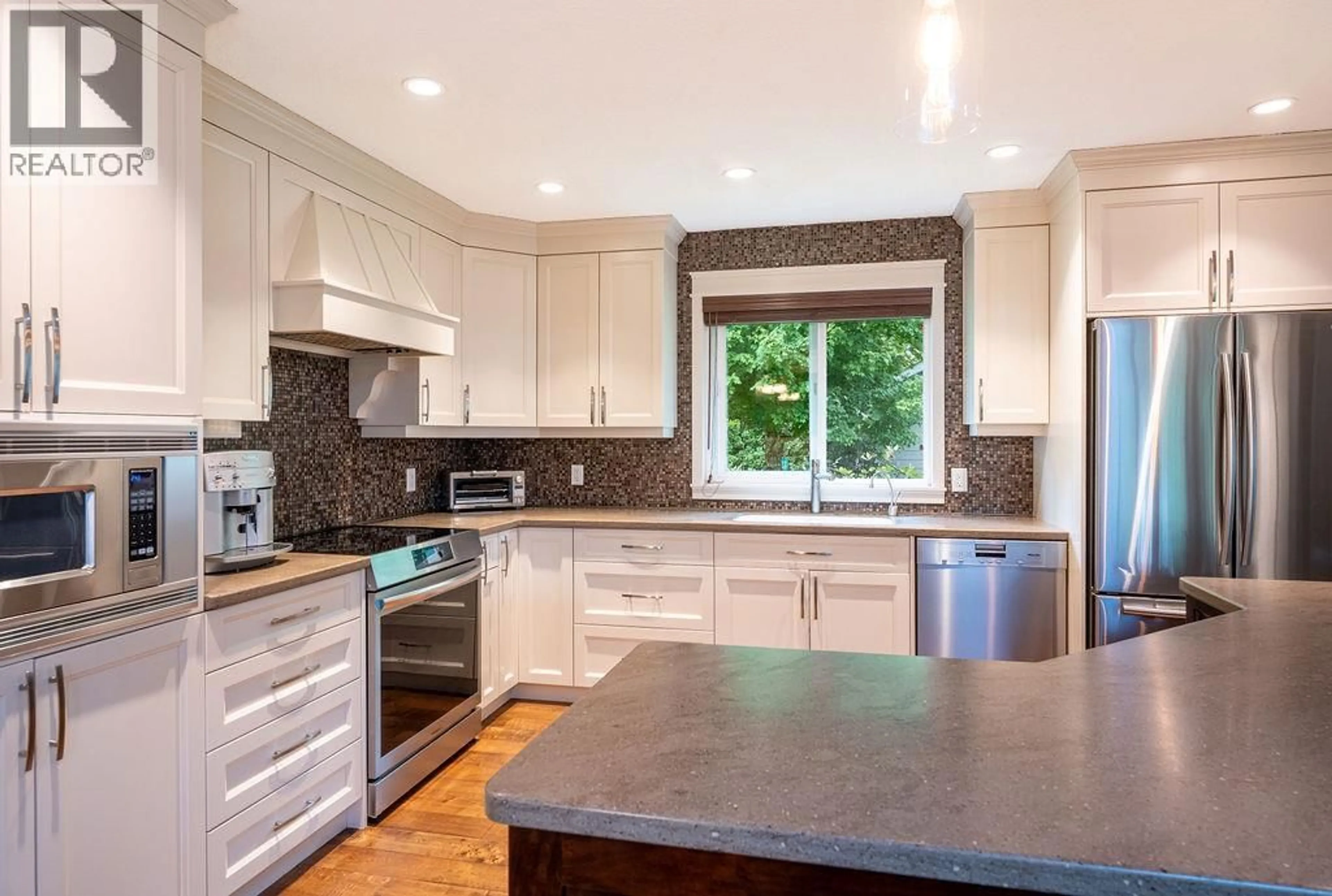 Contemporary kitchen, unknown for 1664 BIRCH DRIVE, Revelstoke British Columbia V0E2S1