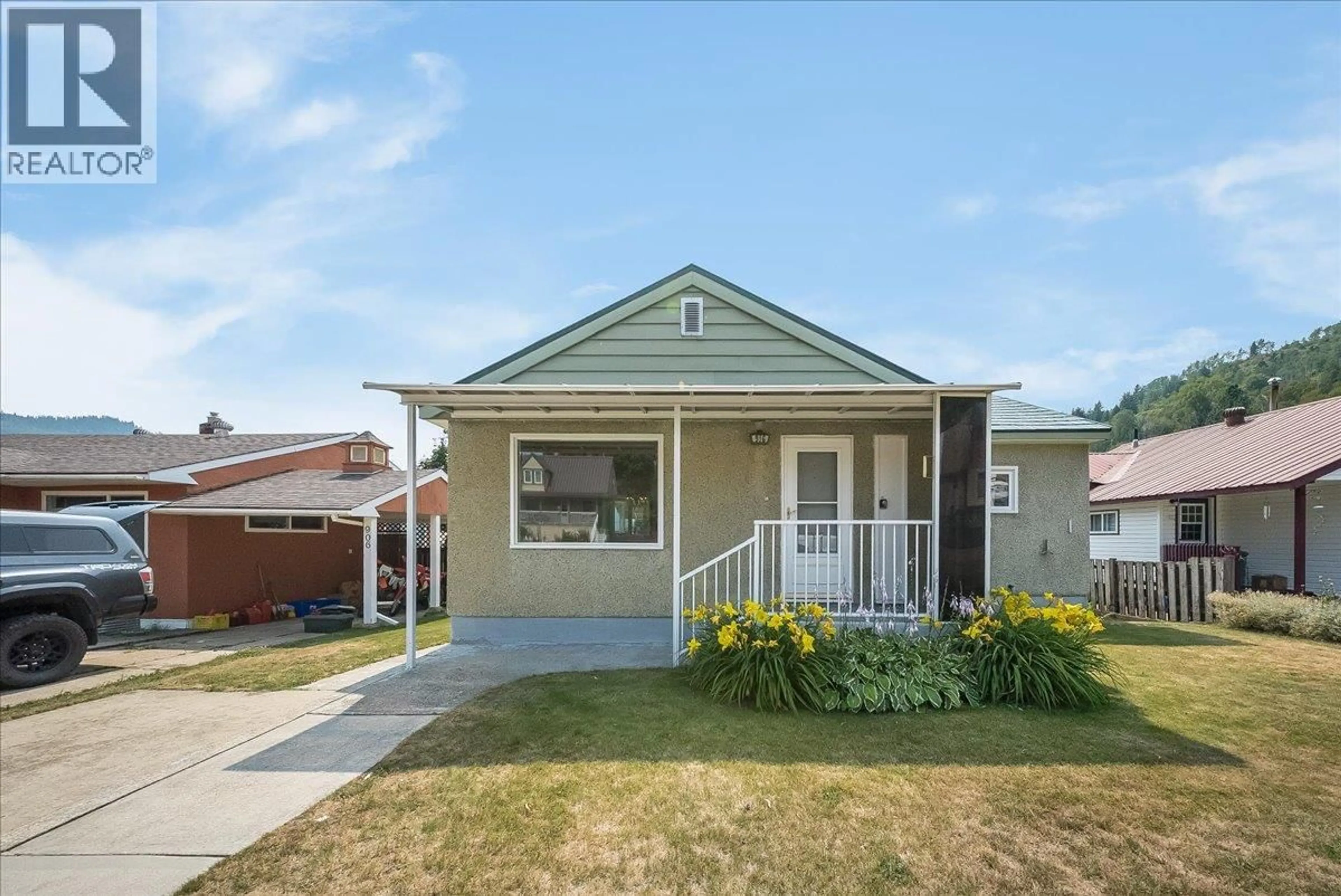 Home with vinyl exterior material, street for 916 THACKERAY STREET, Warfield British Columbia V1R2C2