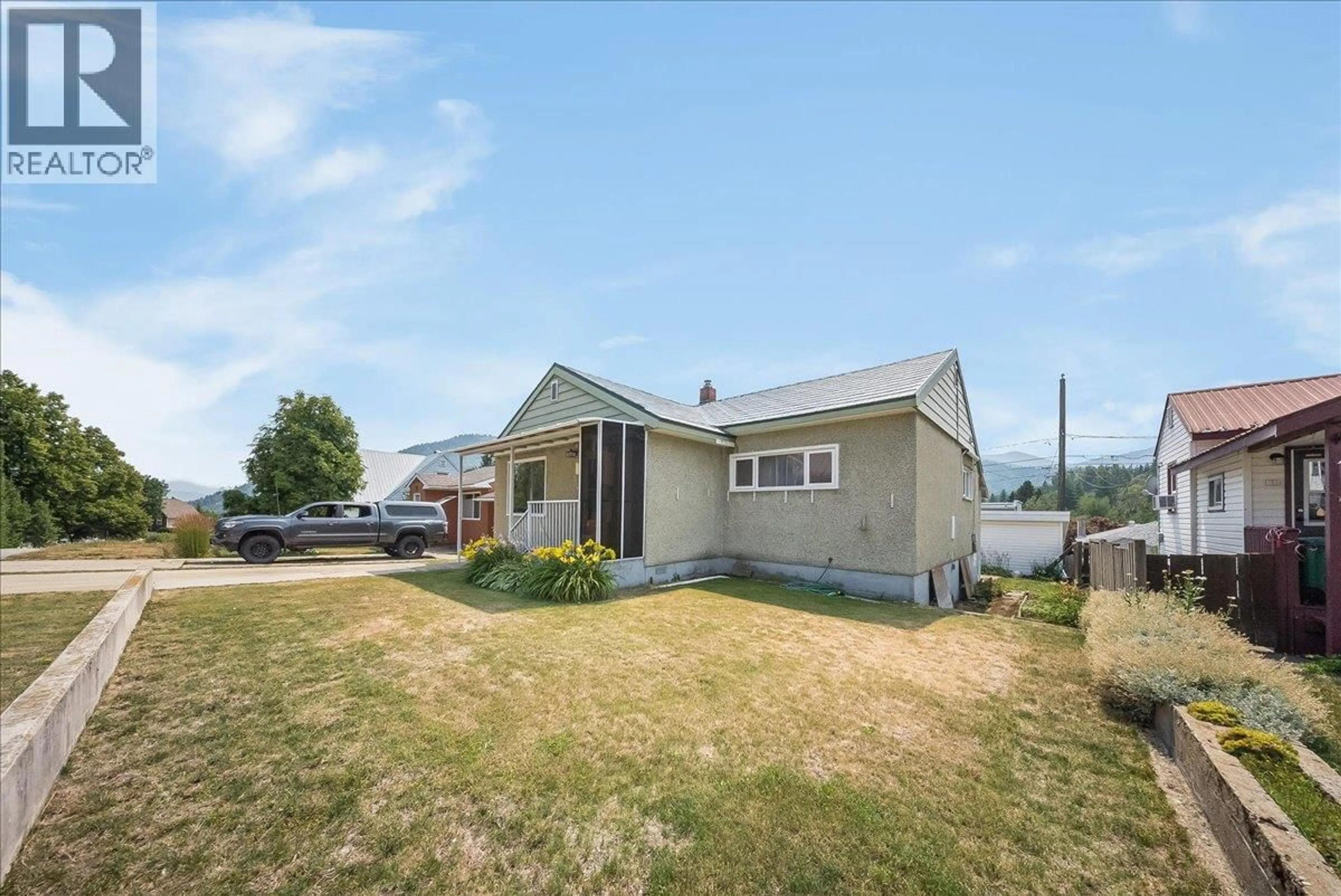A pic from outside/outdoor area/front of a property/back of a property/a pic from drone, unknown for 916 THACKERAY STREET, Warfield British Columbia V1R2C2