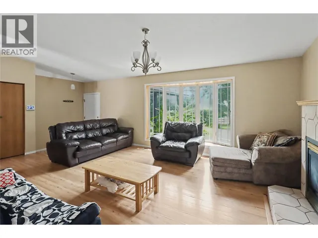4055 VICTORIA ROAD, Grand Forks 3