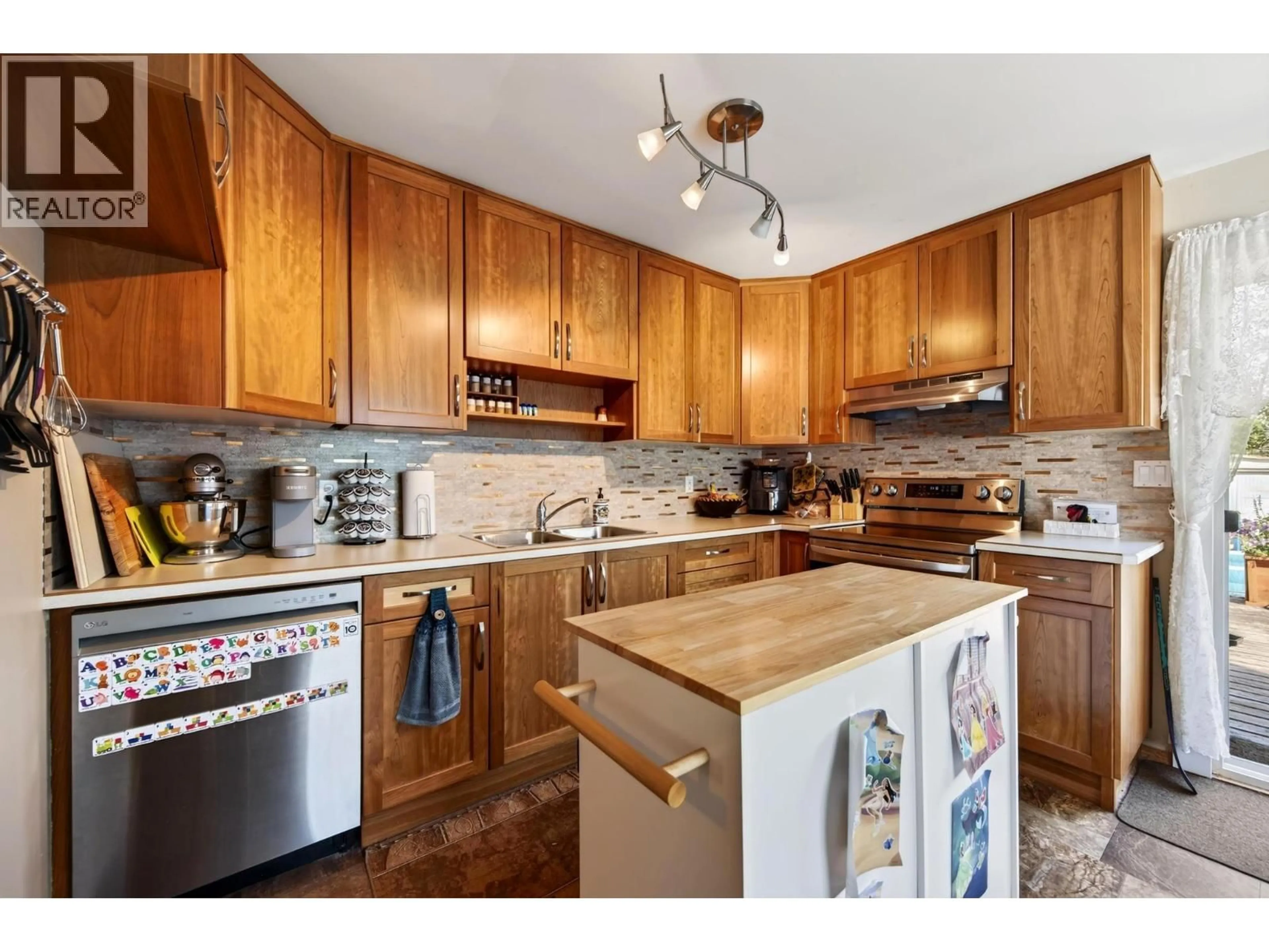 Standard kitchen, wood/laminate floor for 18 - 400 5TH AVENUE, Golden British Columbia V0A1H0