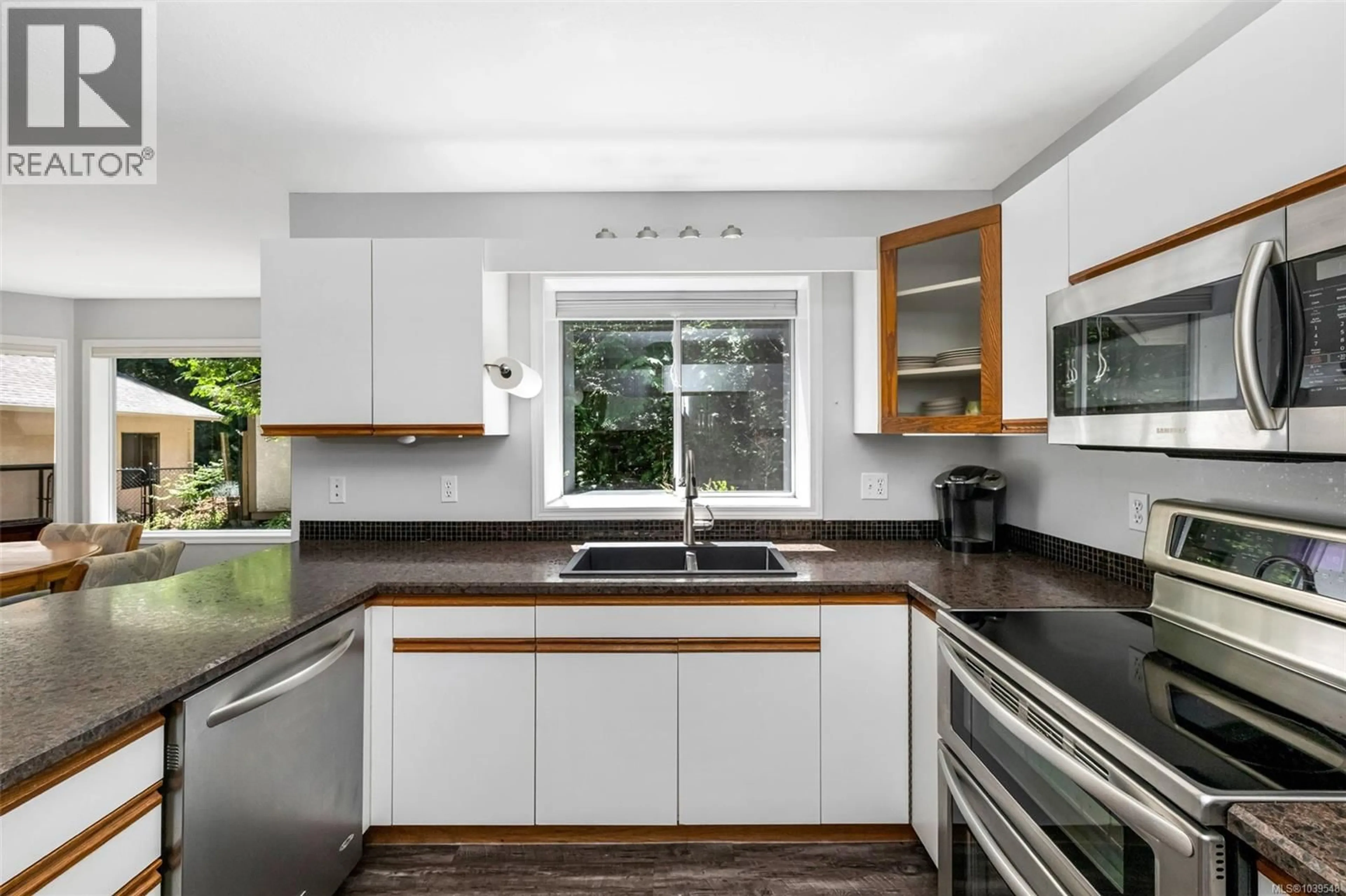 Contemporary kitchen, unknown for 1628 JERSEY ROAD, Shawnigan Lake British Columbia V8H3A8