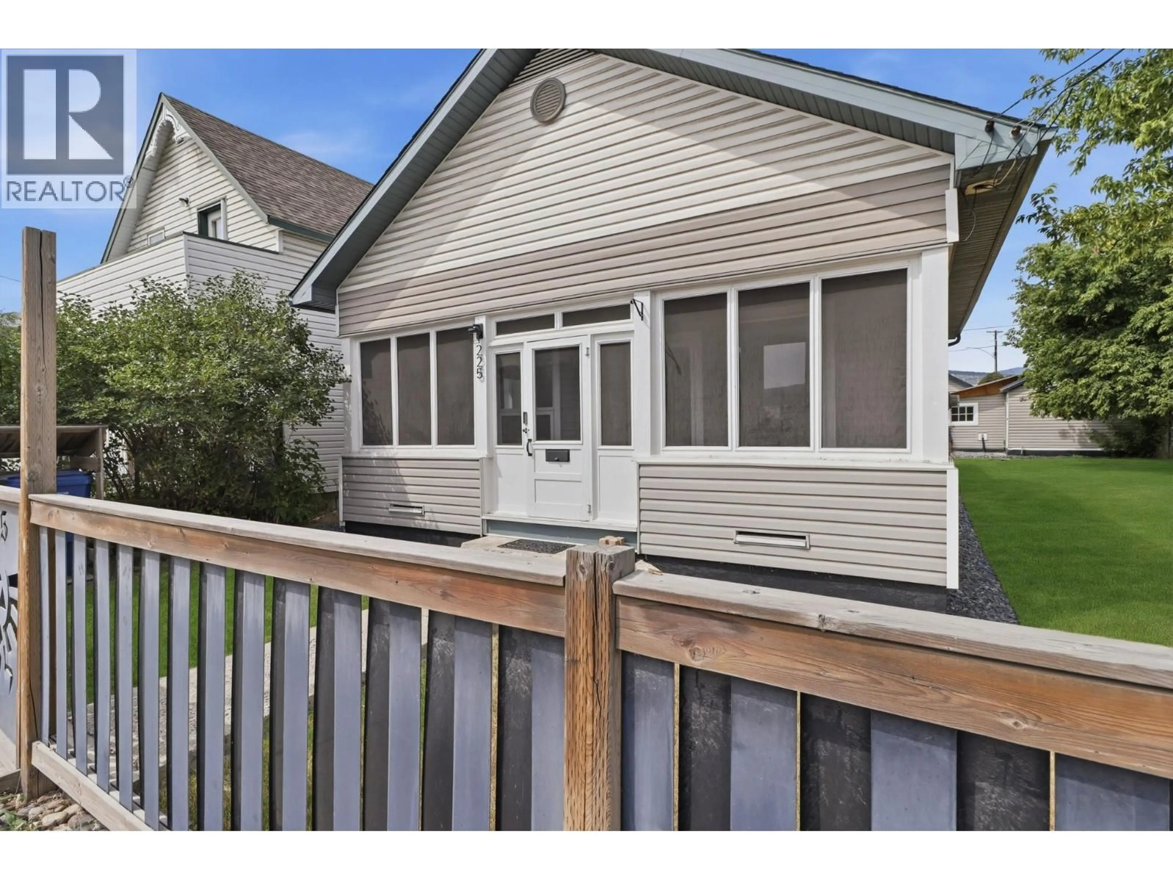Home with vinyl exterior material, street for 225 14 AVENUE NORTH, Cranbrook British Columbia V1C3W3