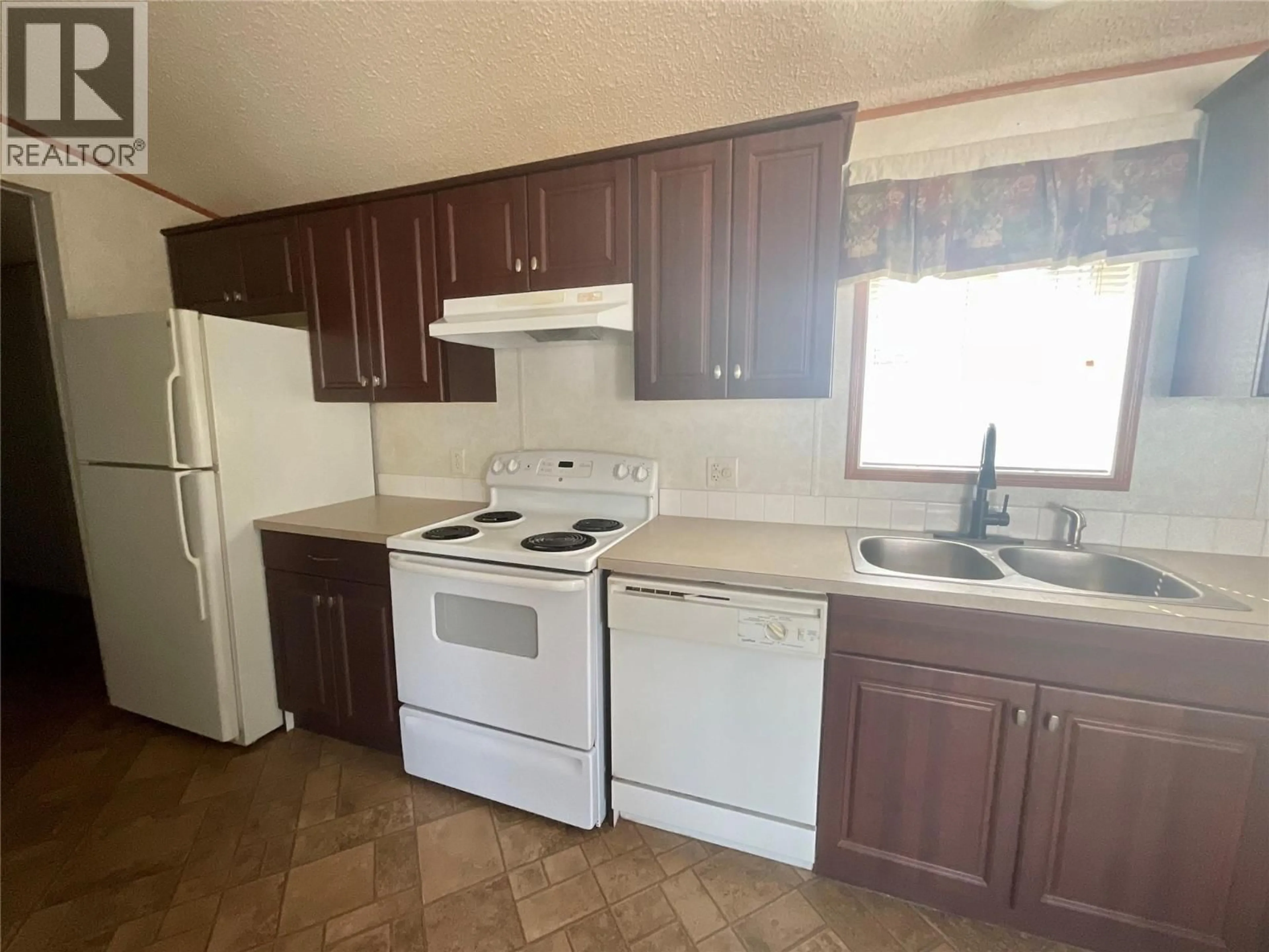 Standard kitchen, unknown for 257 STEEPROCK CLOSE, Tumbler Ridge British Columbia V0C2W0