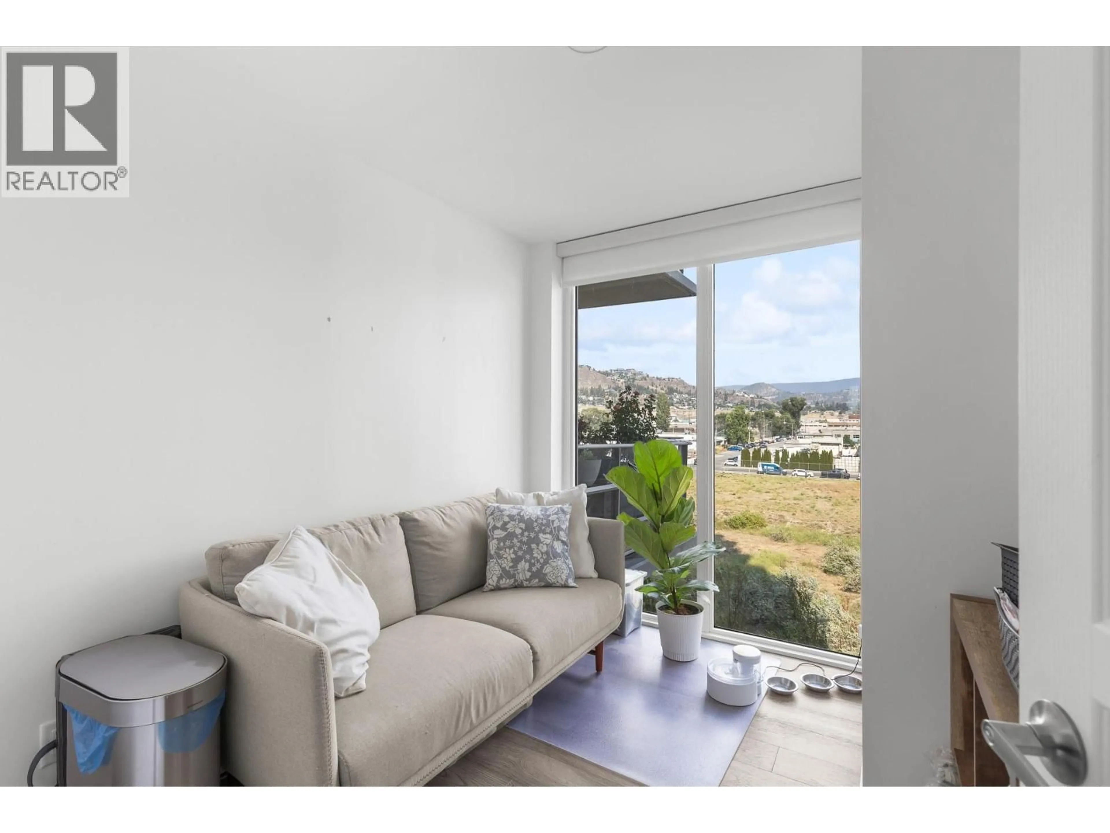 Living room with furniture, unknown for 405 - 1151 SUNSET DRIVE, Kelowna British Columbia V1Y0G2