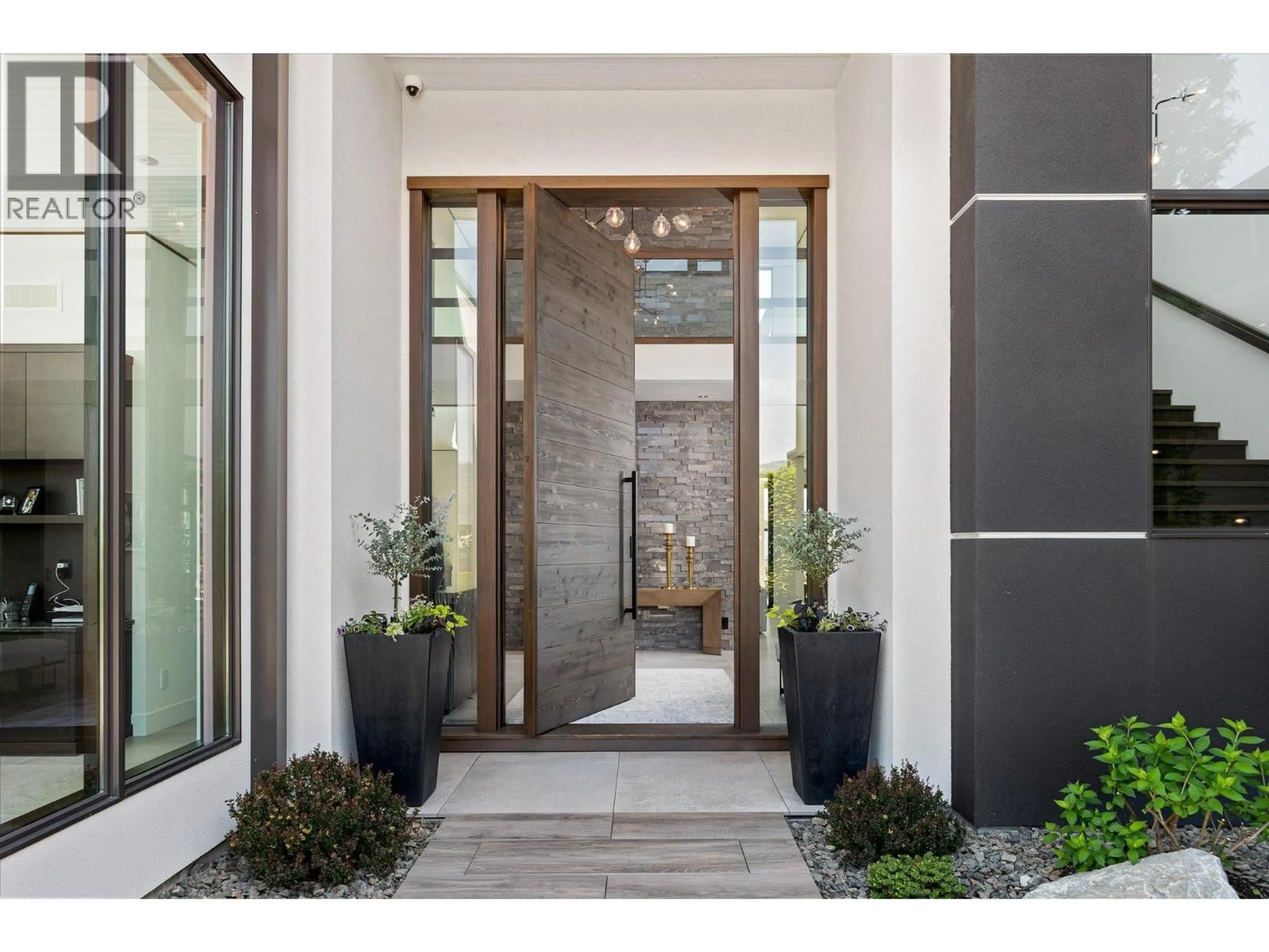 Indoor entryway for 2463 THACKER DRIVE, West Kelowna British Columbia V1Z1V9