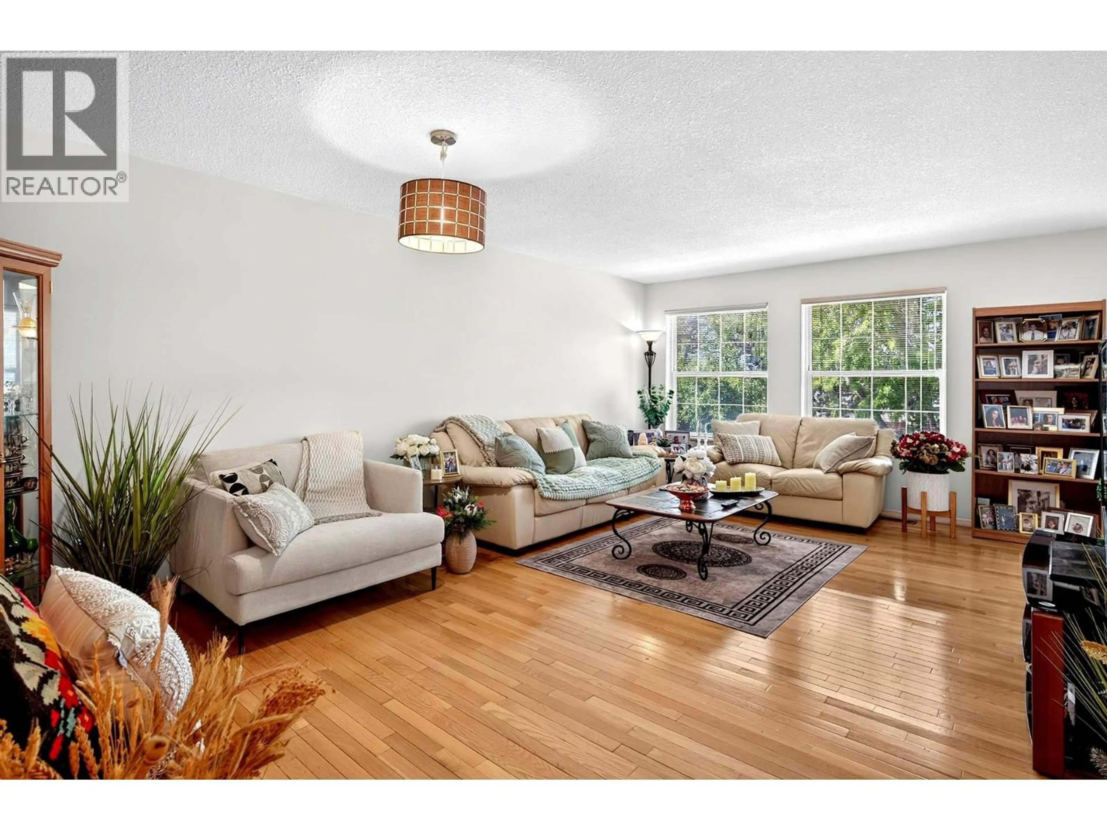 Living room with furniture, wood/laminate floor for 6 - 2084 ROBSON PLACE, Kamloops British Columbia V2E2M6
