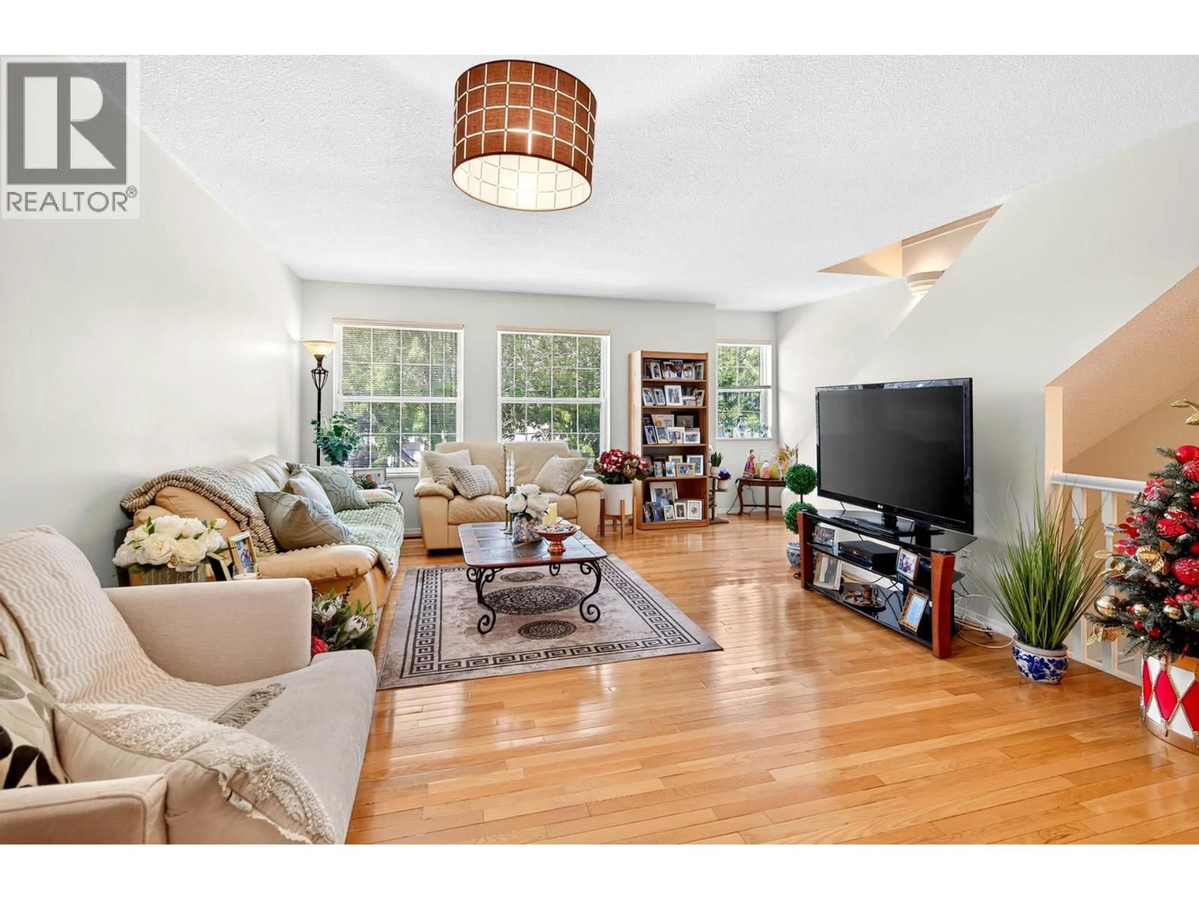 Living room with furniture, wood/laminate floor for 6 - 2084 ROBSON PLACE, Kamloops British Columbia V2E2M6