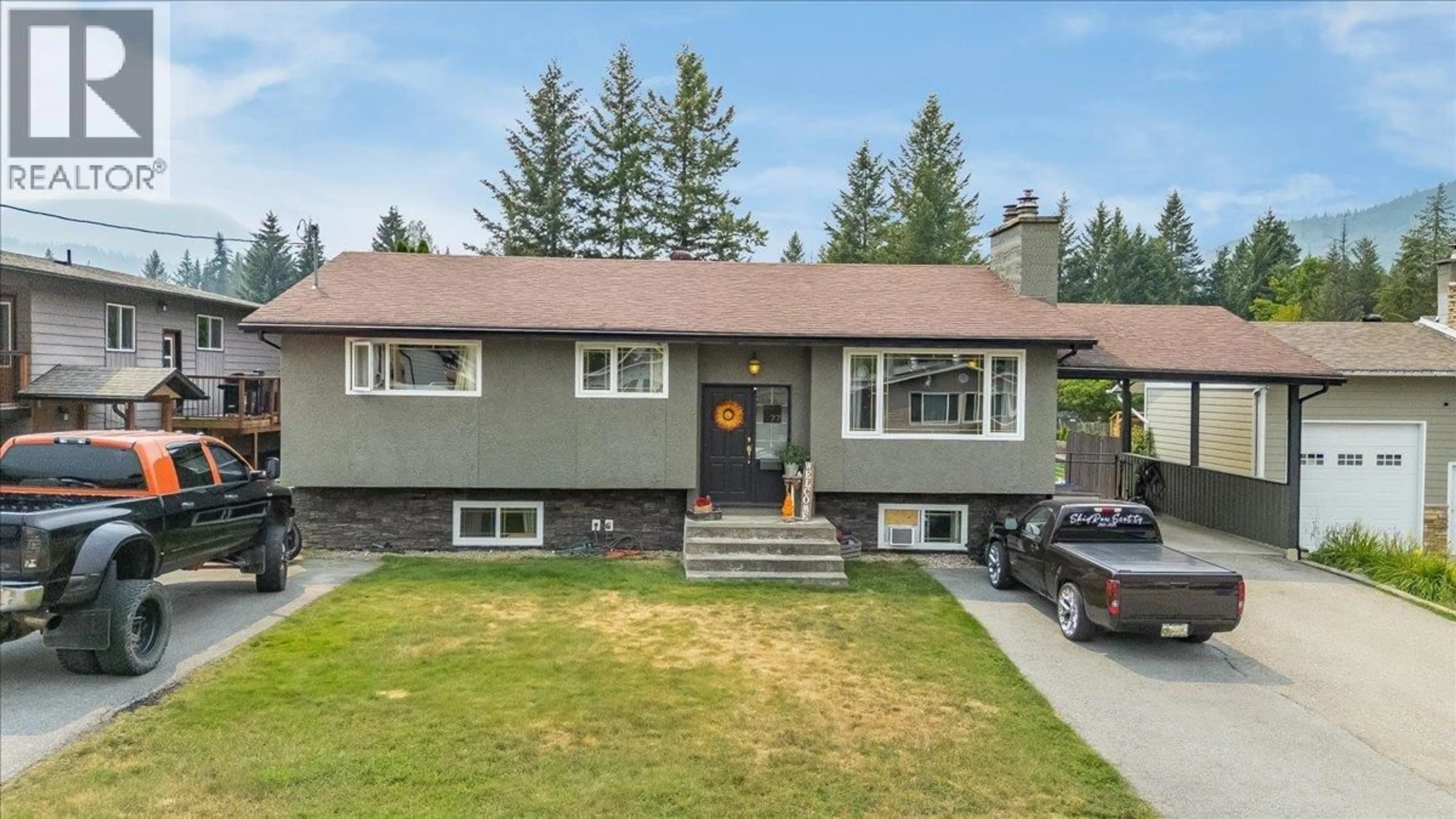 Home with vinyl exterior material, street for 77 WALNUT AVENUE, Fruitvale British Columbia V0G1L0