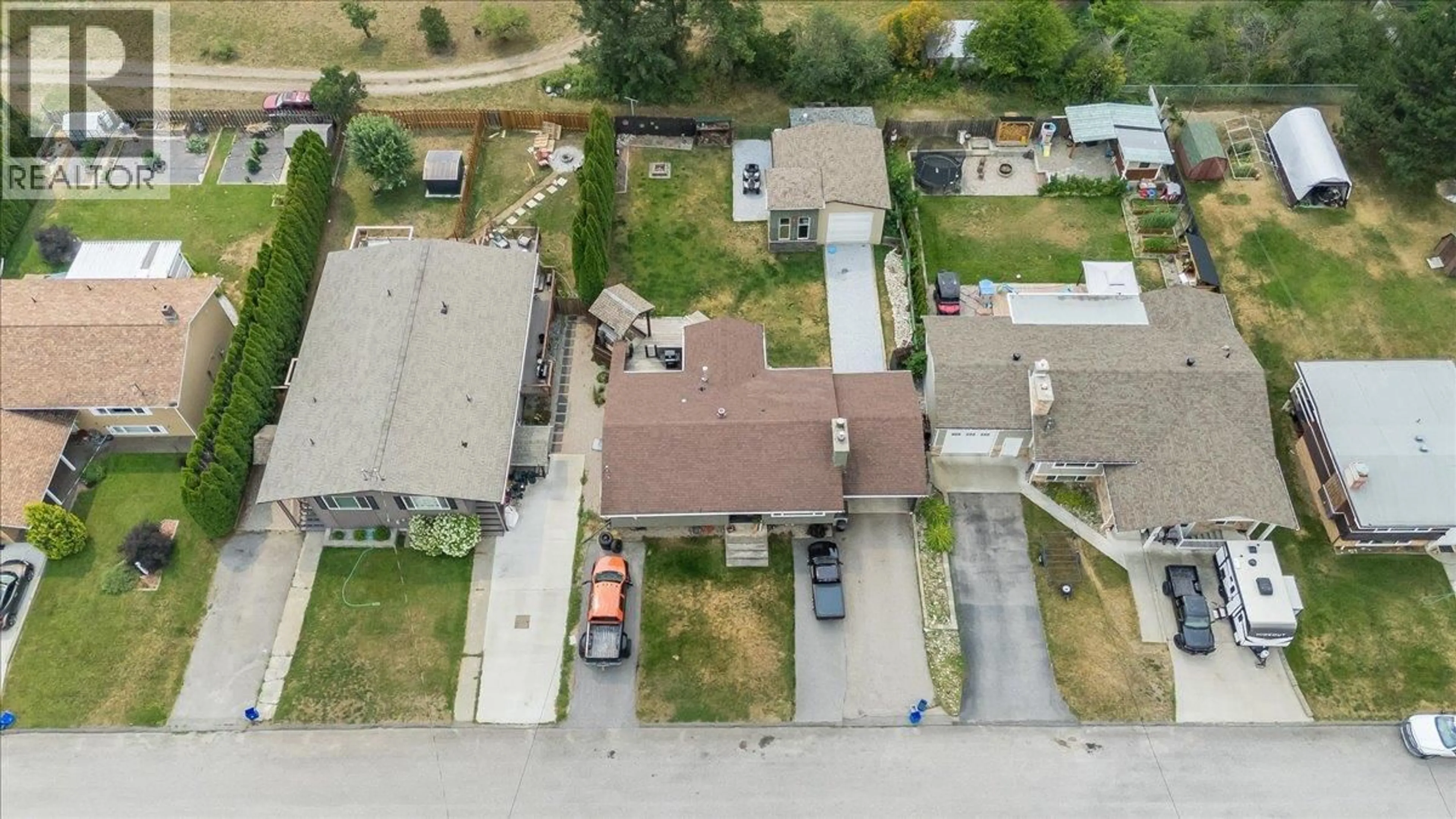 A pic from outside/outdoor area/front of a property/back of a property/a pic from drone, street for 77 WALNUT AVENUE, Fruitvale British Columbia V0G1L0