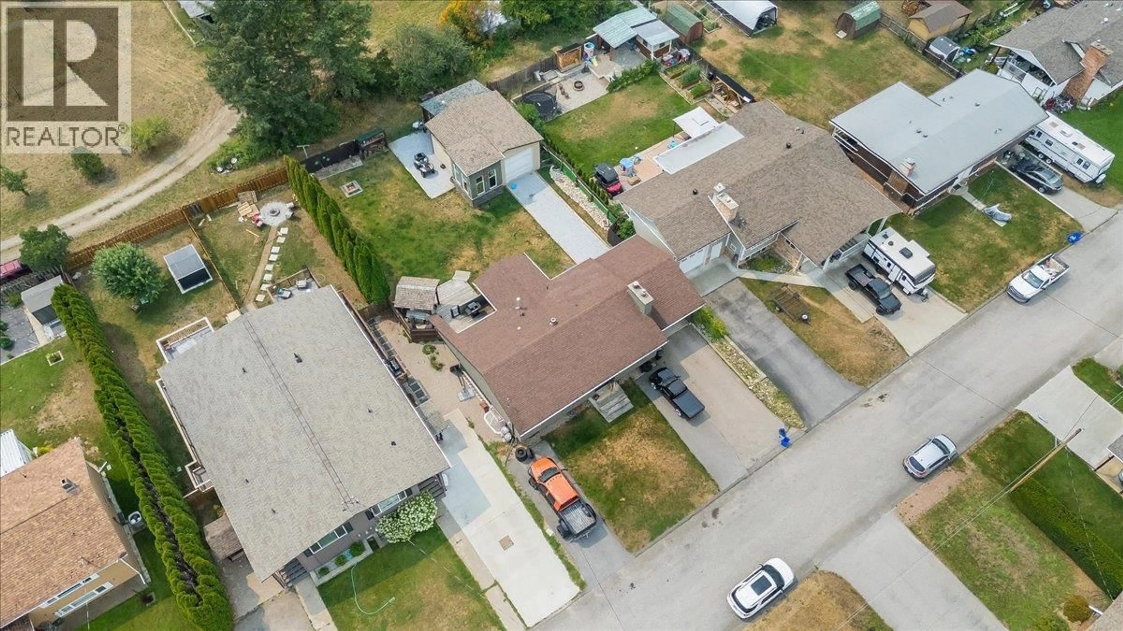 A pic from outside/outdoor area/front of a property/back of a property/a pic from drone, street for 77 WALNUT AVENUE, Fruitvale British Columbia V0G1L0