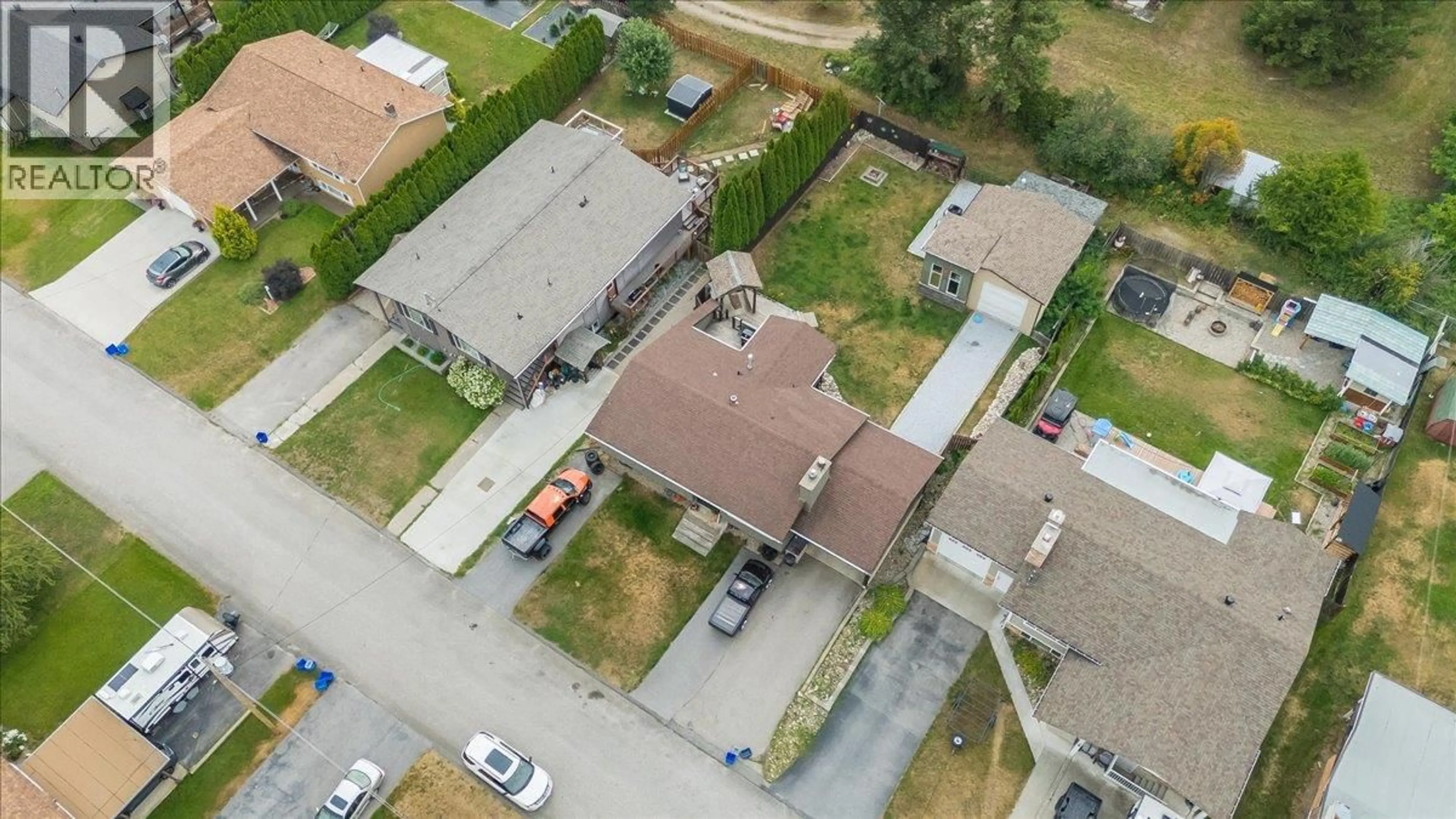 A pic from outside/outdoor area/front of a property/back of a property/a pic from drone, street for 77 WALNUT AVENUE, Fruitvale British Columbia V0G1L0