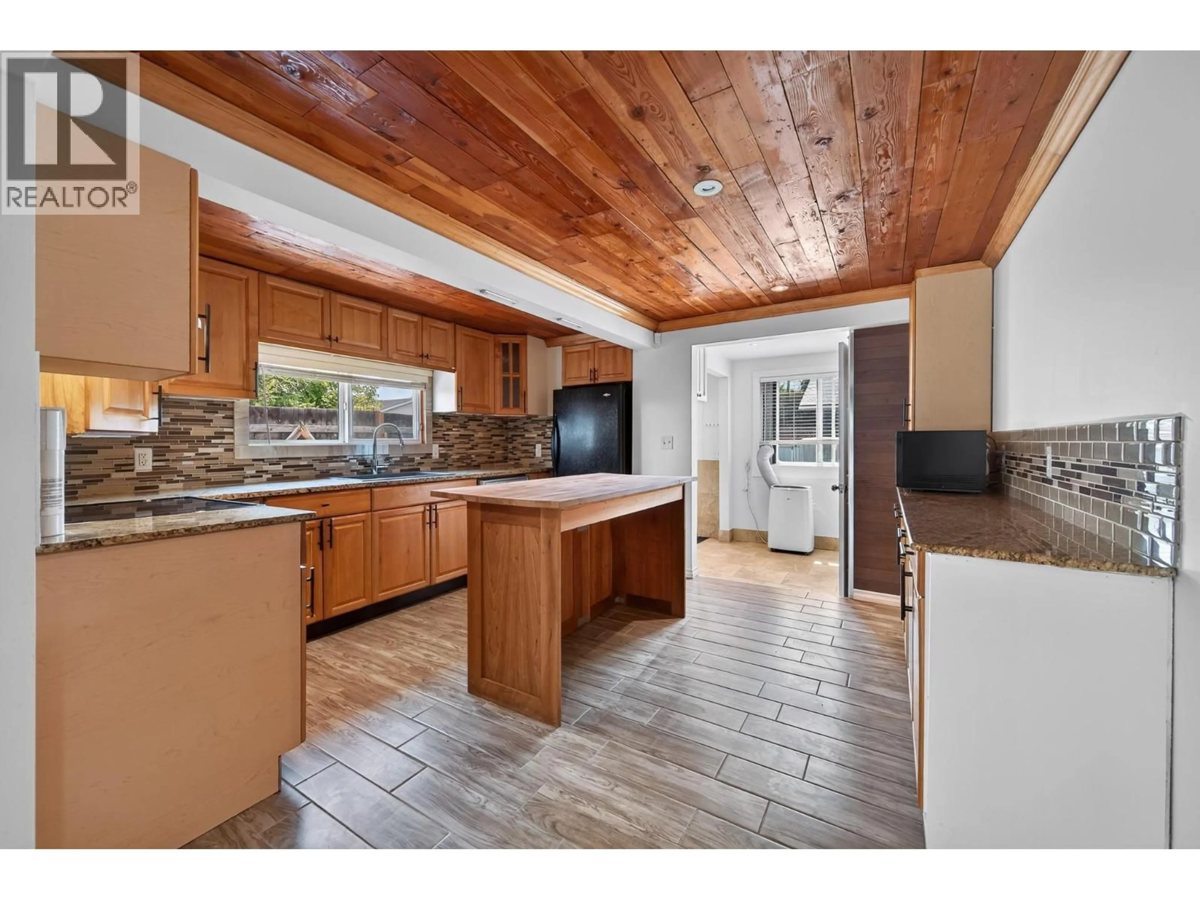 Open concept kitchen, wood/laminate floor for 501 MACKENZIE AVENUE, Kamloops British Columbia V2B3B9