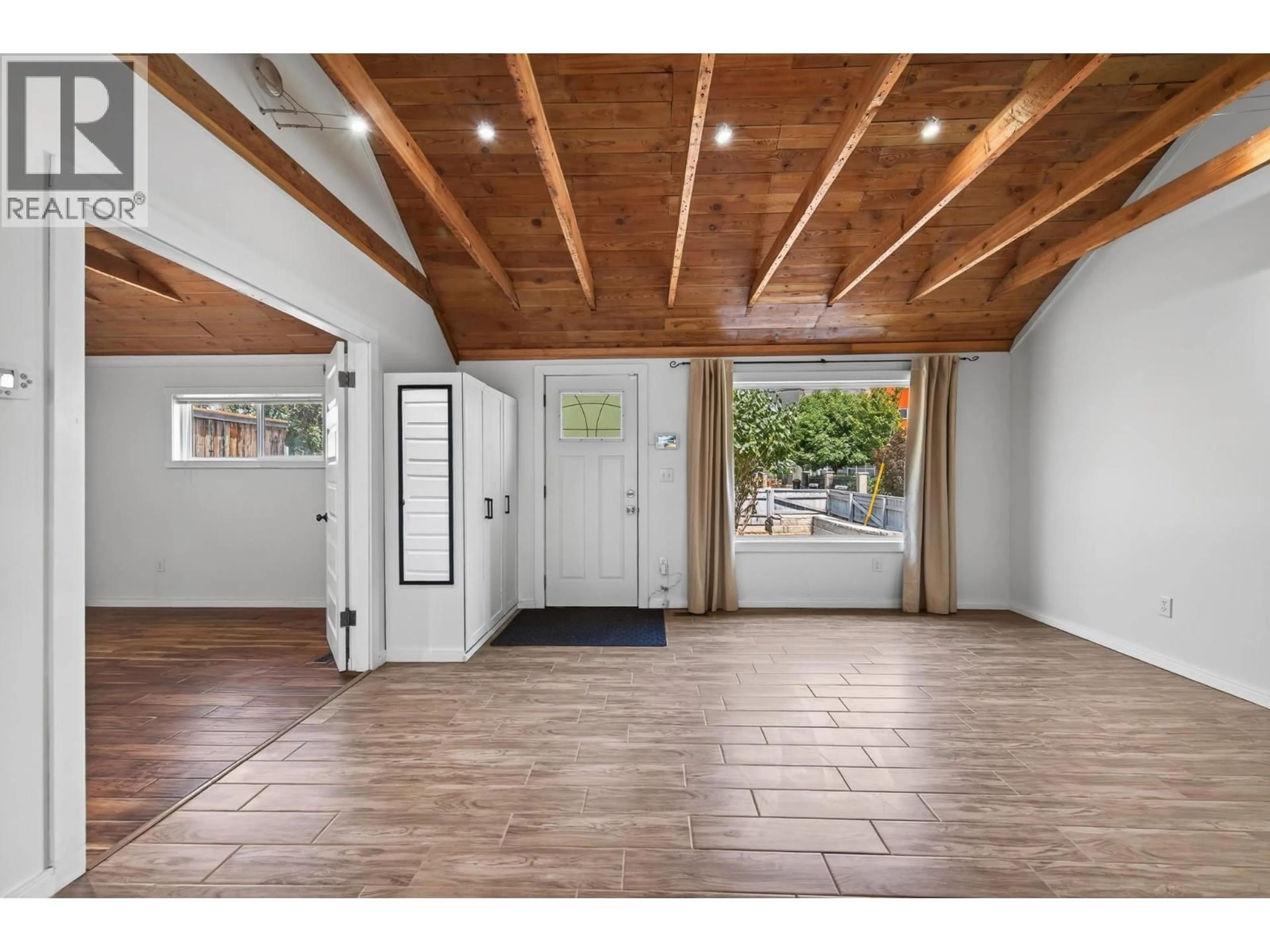 Indoor entryway for 501 MACKENZIE AVENUE, Kamloops British Columbia V2B3B9