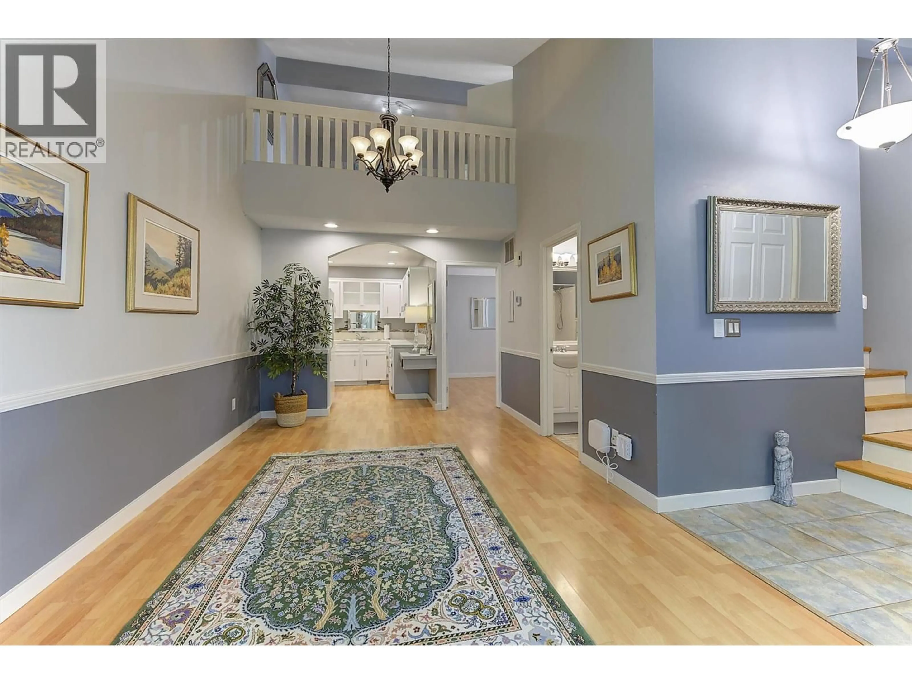 Indoor foyer for 404 - 3155 GORDON DRIVE, Kelowna British Columbia V1W3N6