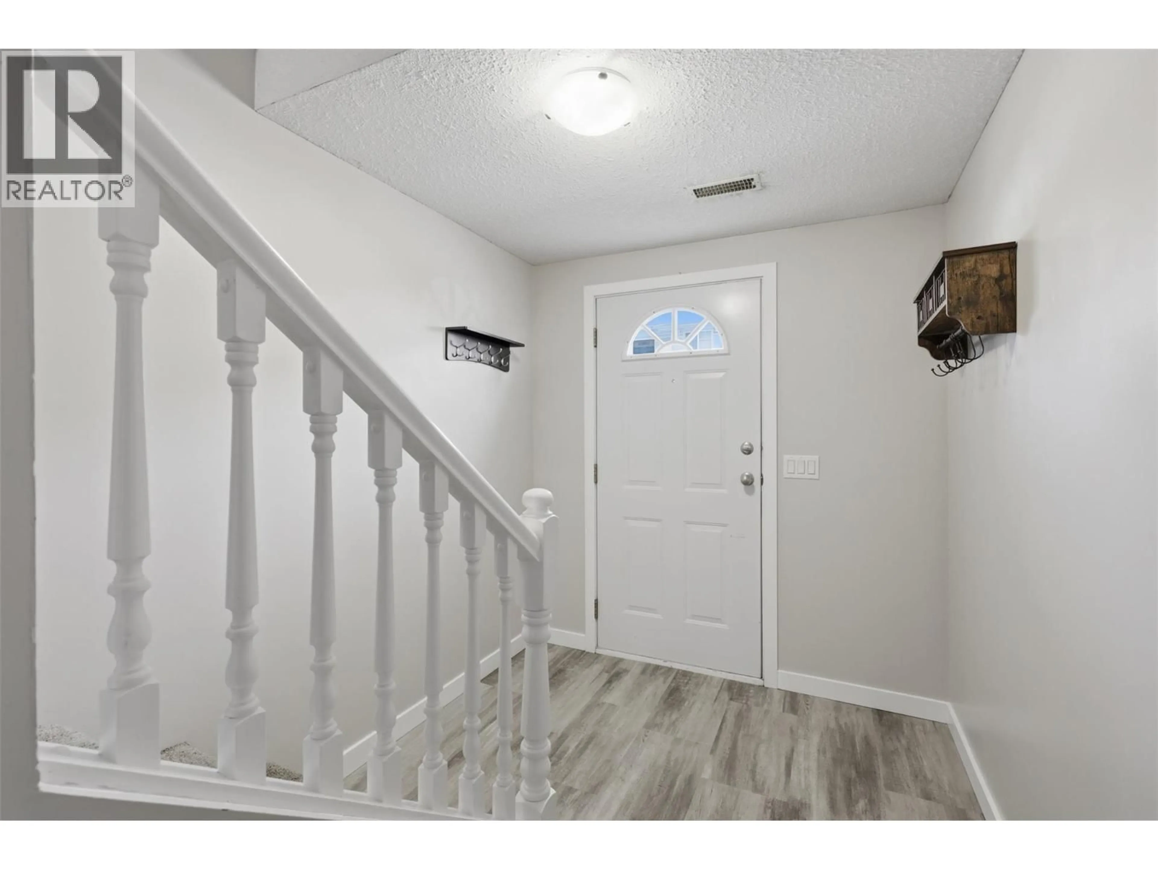 Indoor entryway for 46 - 2020 ROBSON DRIVE, Kamloops British Columbia V2E2N2