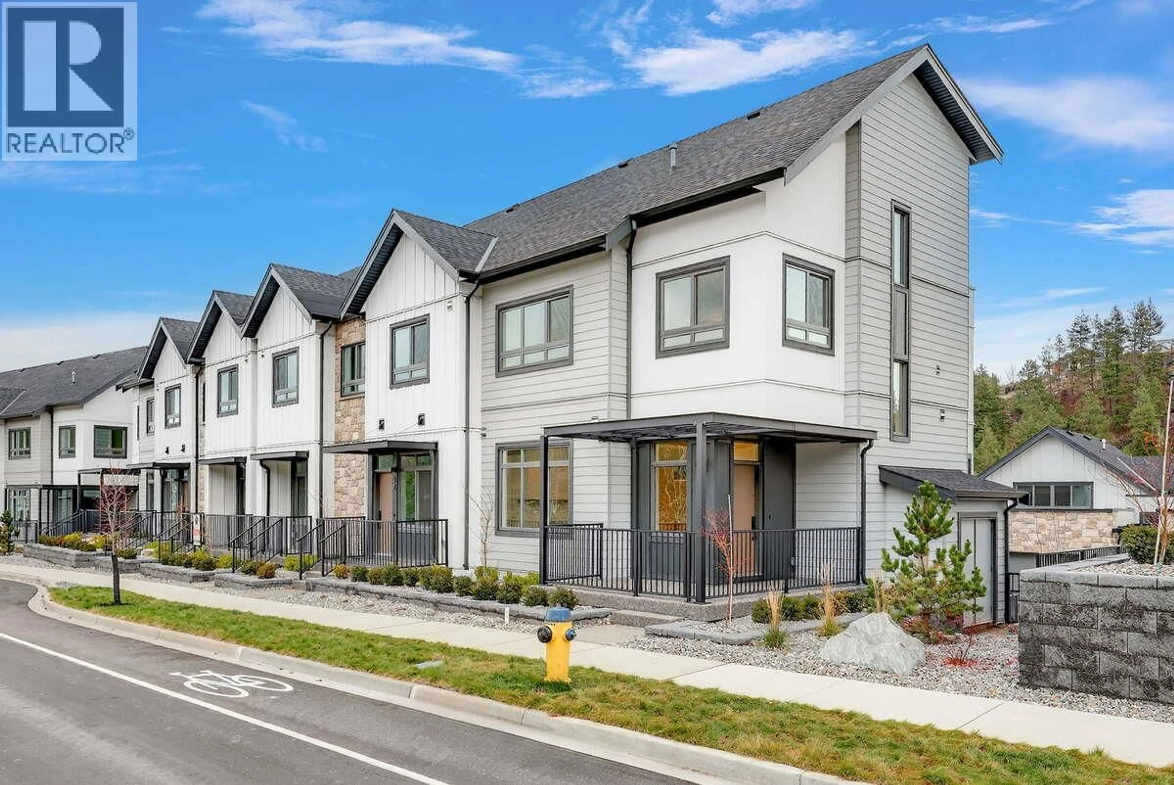 Home with vinyl exterior material, street for 18 - 1550 UNION ROAD, Kelowna British Columbia V1V0G9
