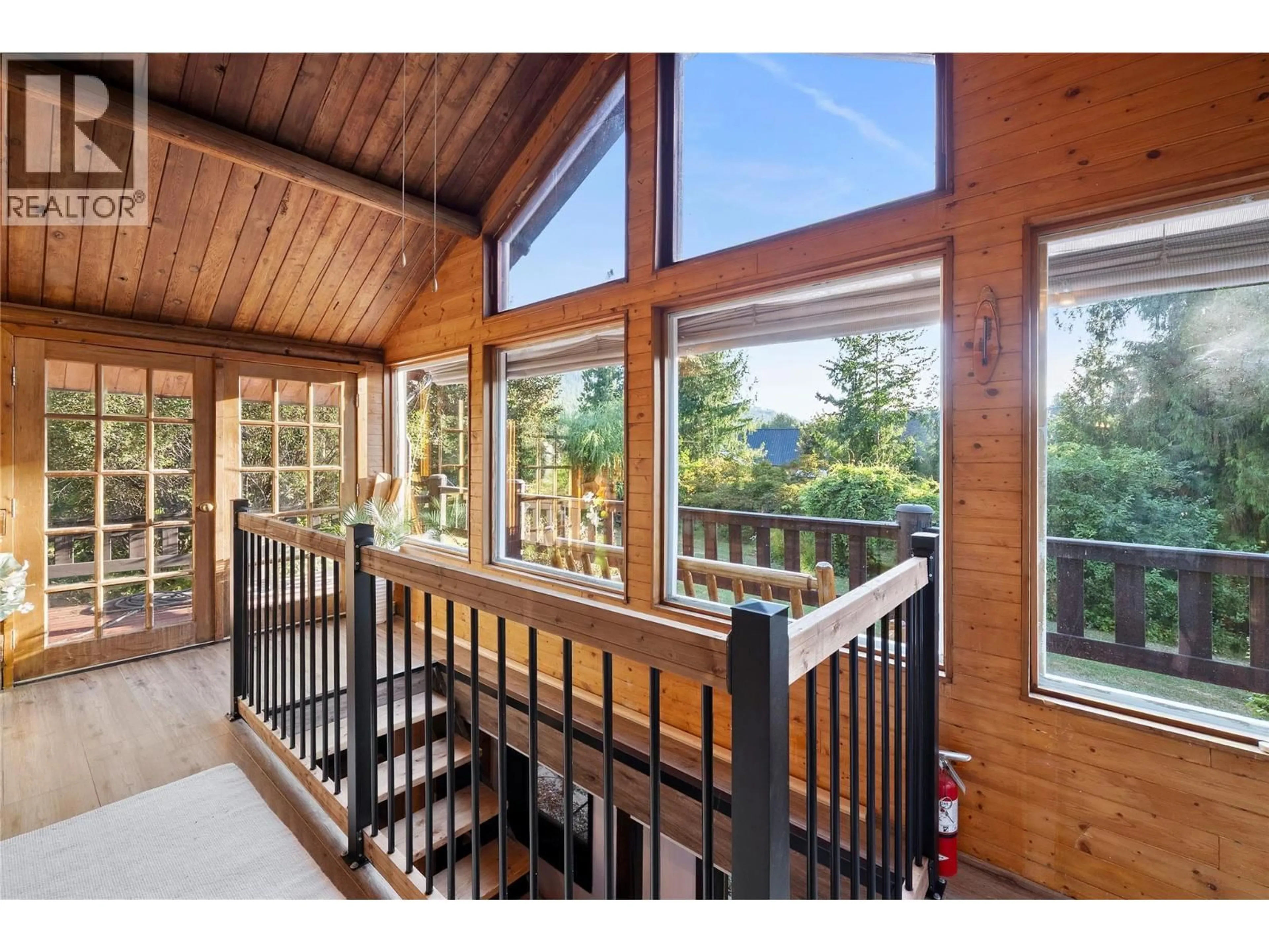 Indoor foyer for 4061 TORRY ROAD, Eagle Bay British Columbia V0E1T0