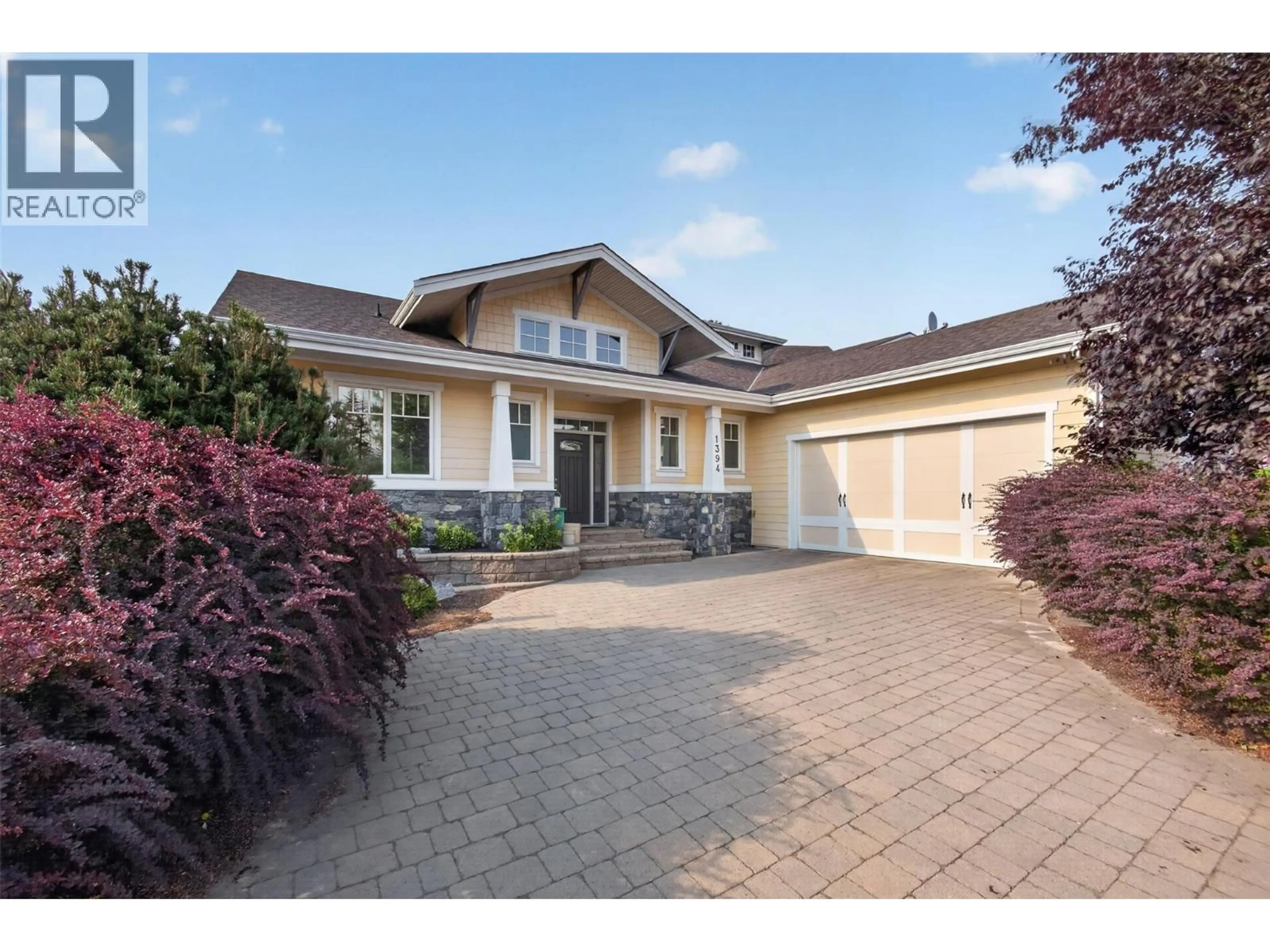 Home with vinyl exterior material, street for 1394 GLENVIEW AVENUE, Kelowna British Columbia V1Y9R8