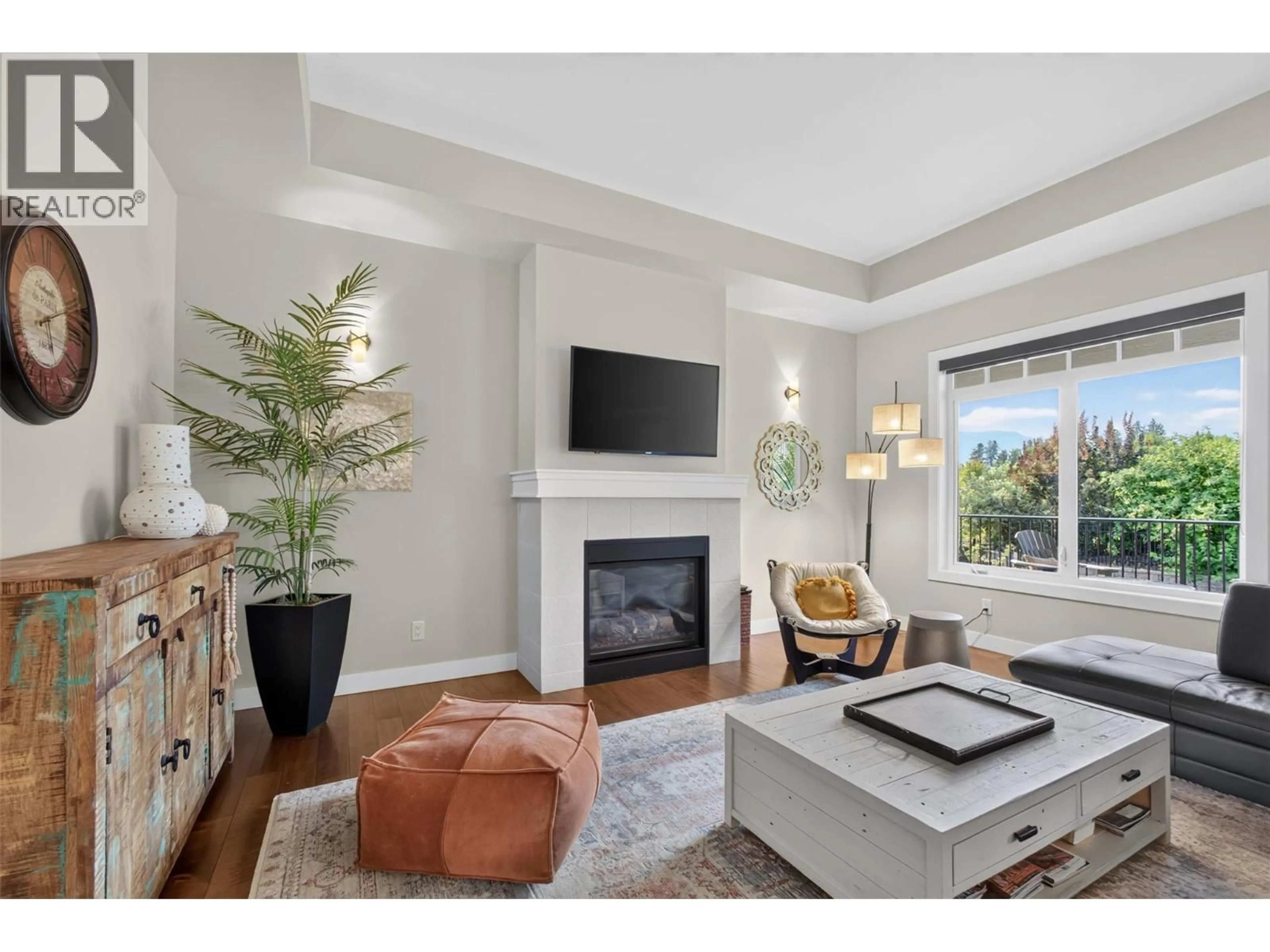 Living room with furniture, unknown for 1394 GLENVIEW AVENUE, Kelowna British Columbia V1Y9R8