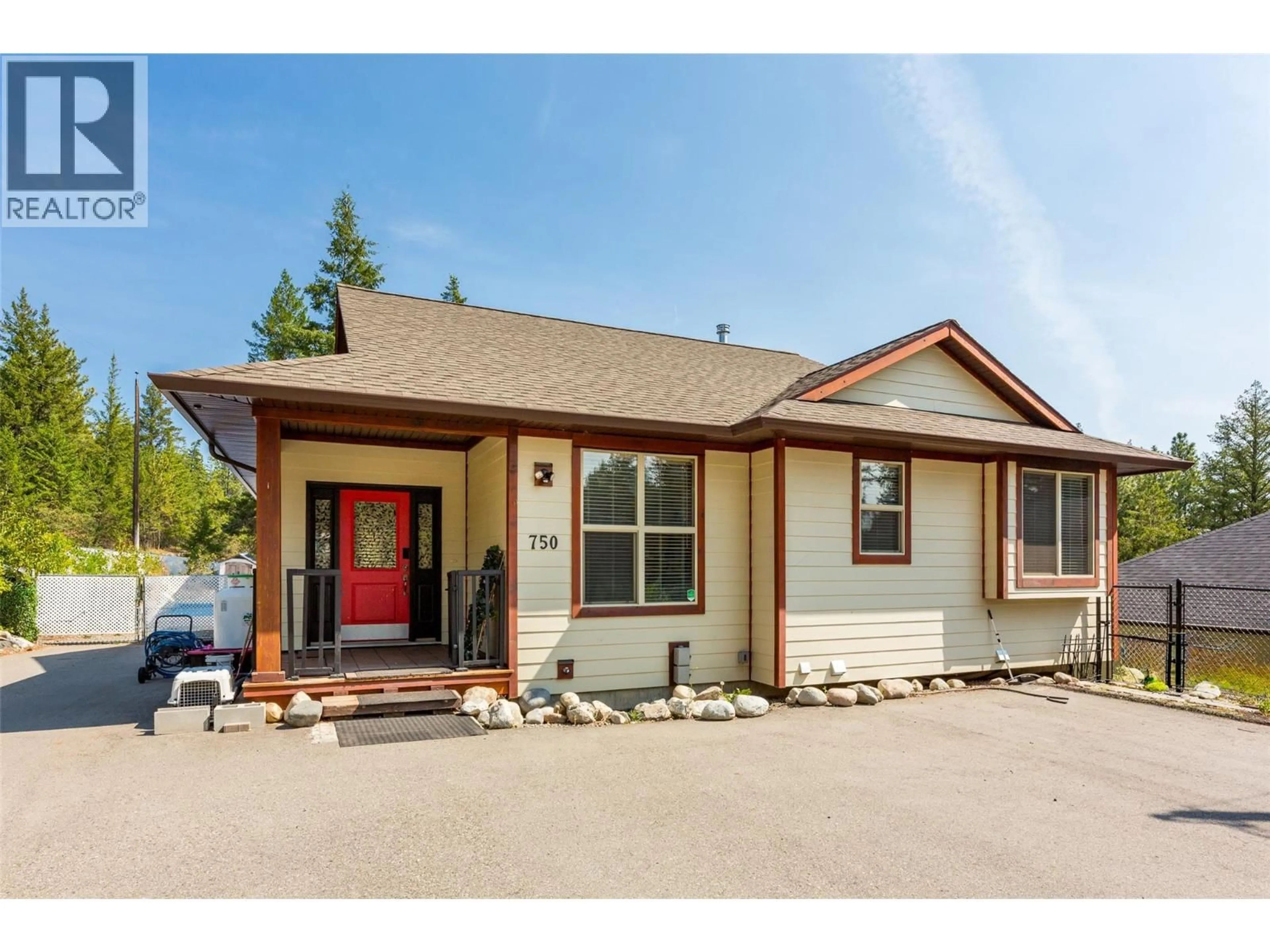 Home with vinyl exterior material, street for 750 FIRWOOD ROAD, Kelowna British Columbia V1Z3V5