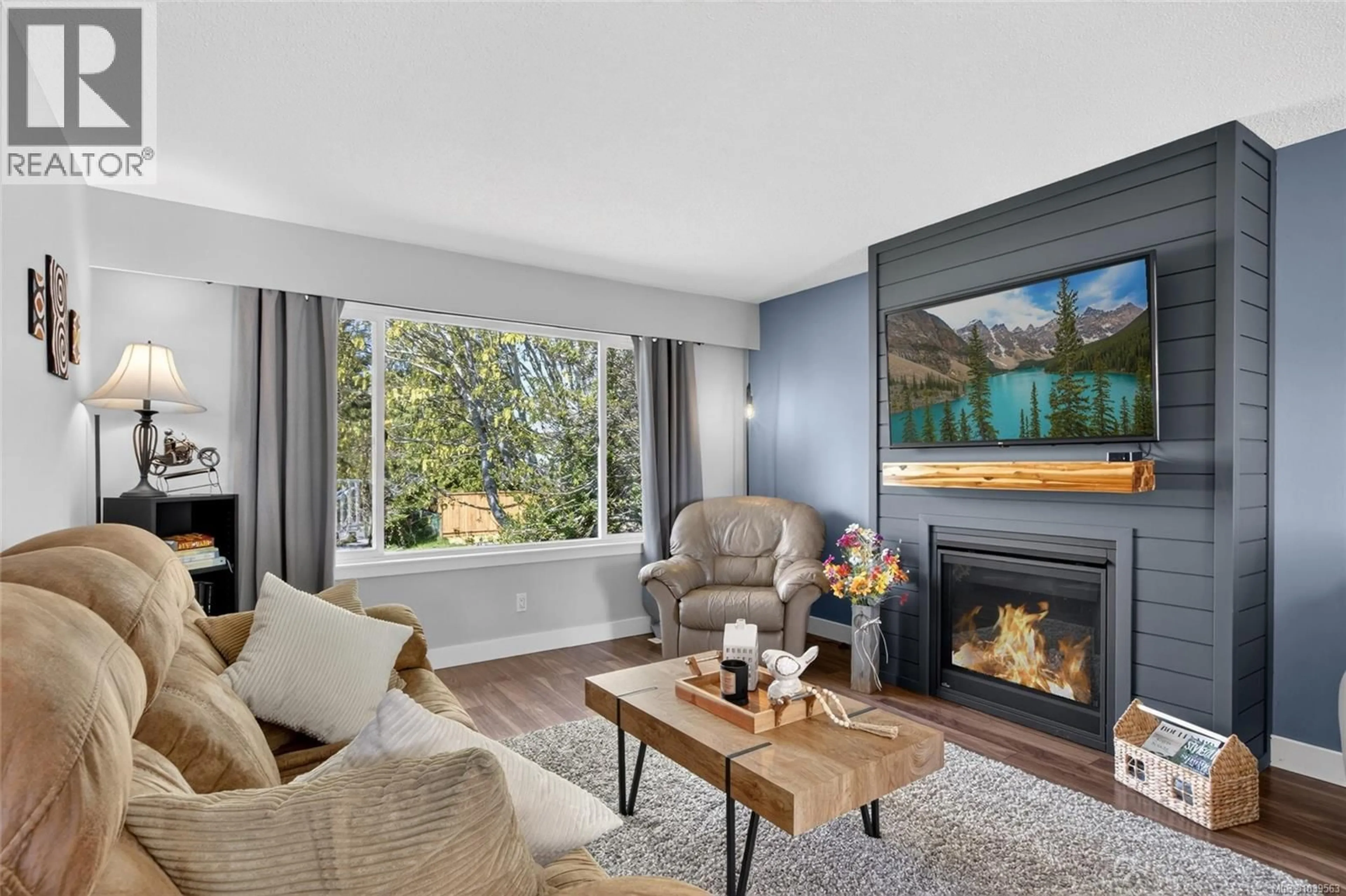 Living room with furniture, wood/laminate floor for 1130 21ST STREET, Courtenay British Columbia V9N2B8