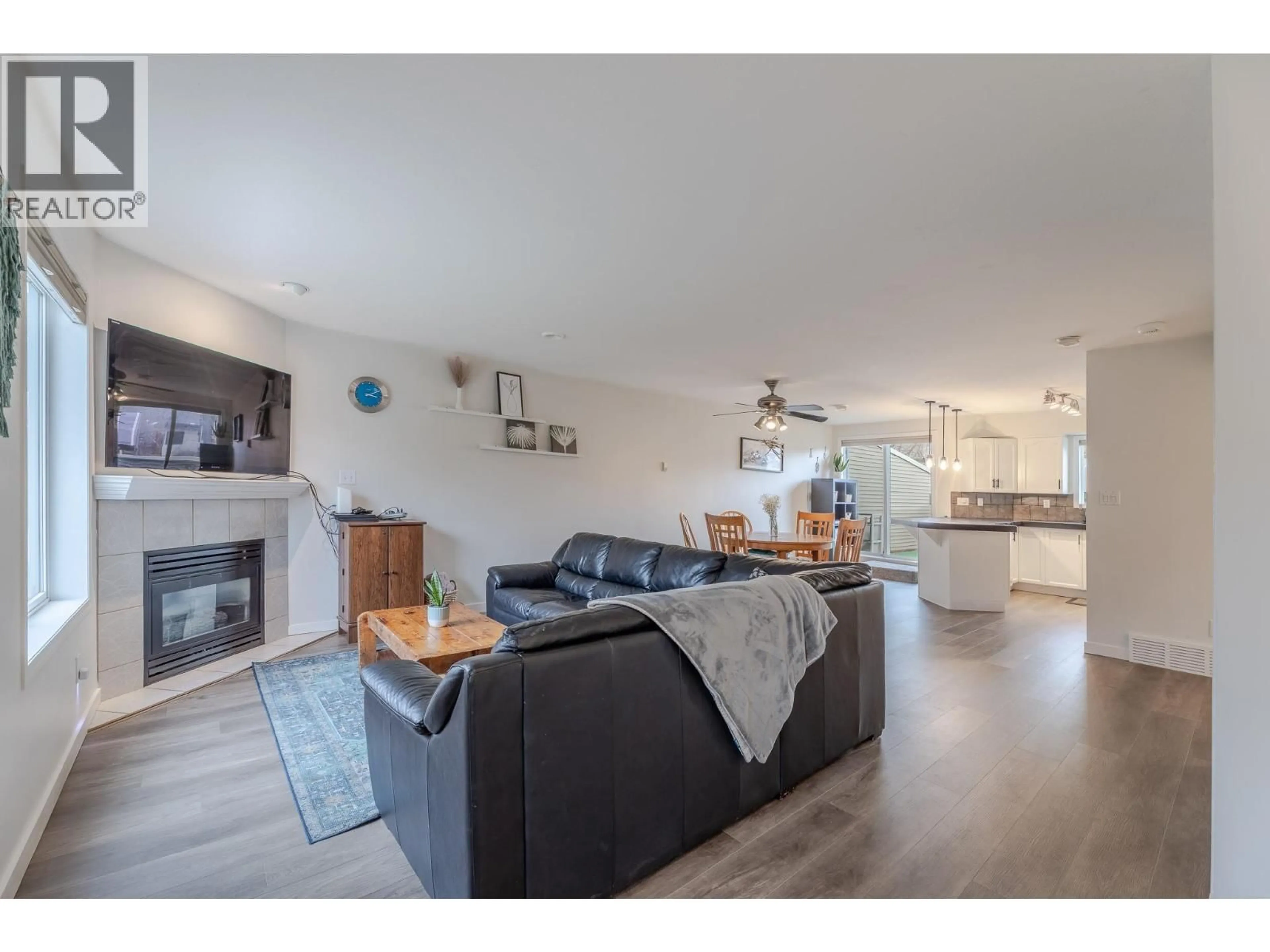 Living room with furniture, wood/laminate floor for 105 - 99 CALGARY AVENUE, Penticton British Columbia V2A2T7