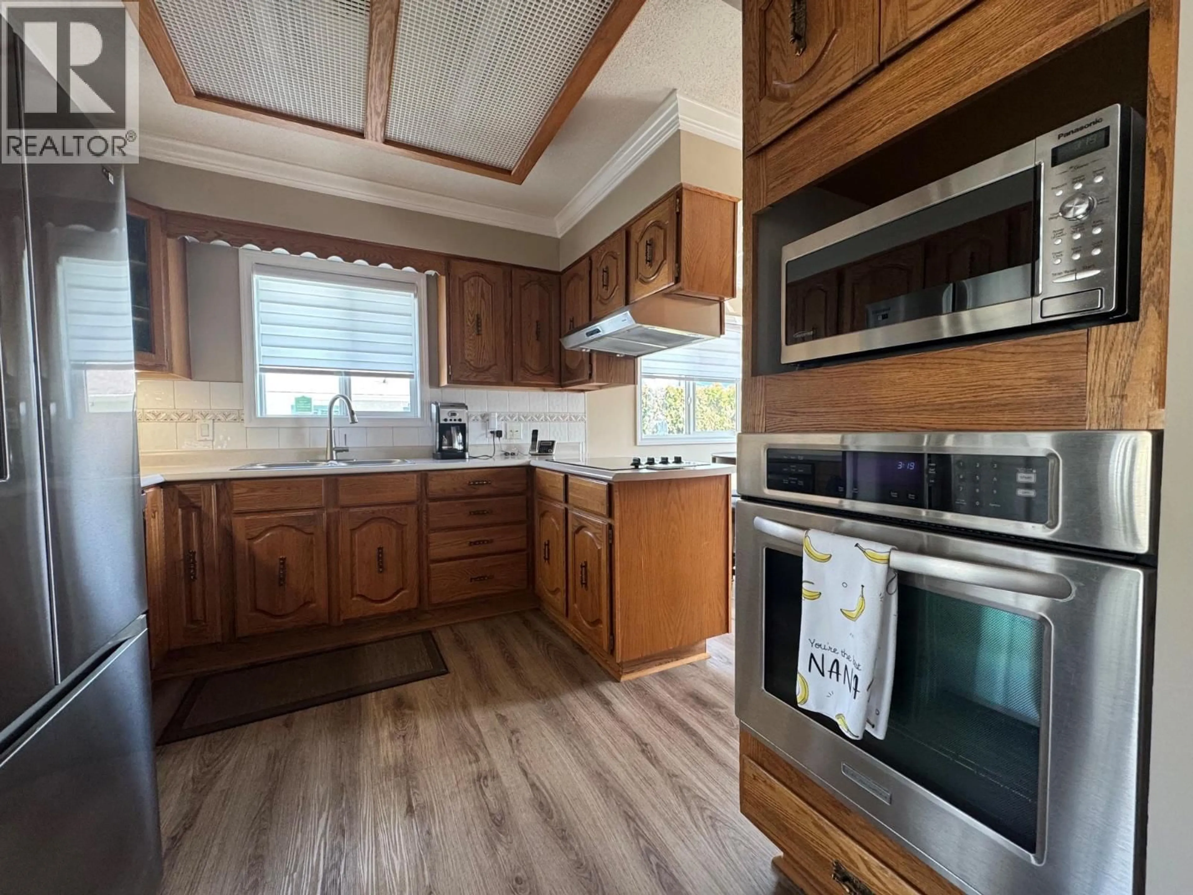 Standard kitchen, wood/laminate floor for 2176 MERRITT AVENUE, Merritt British Columbia V1K1B8