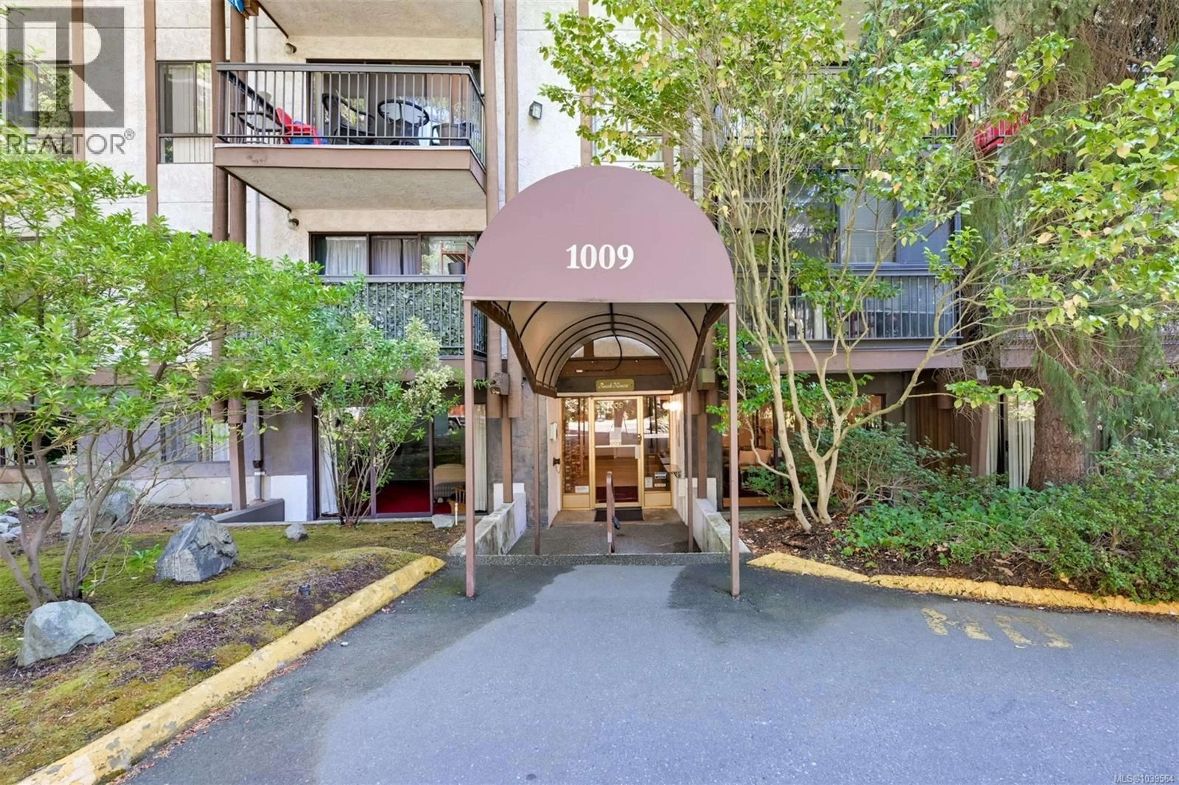 Indoor foyer for 409 - 1009 MCKENZIE AVENUE, Saanich British Columbia V8X4B1
