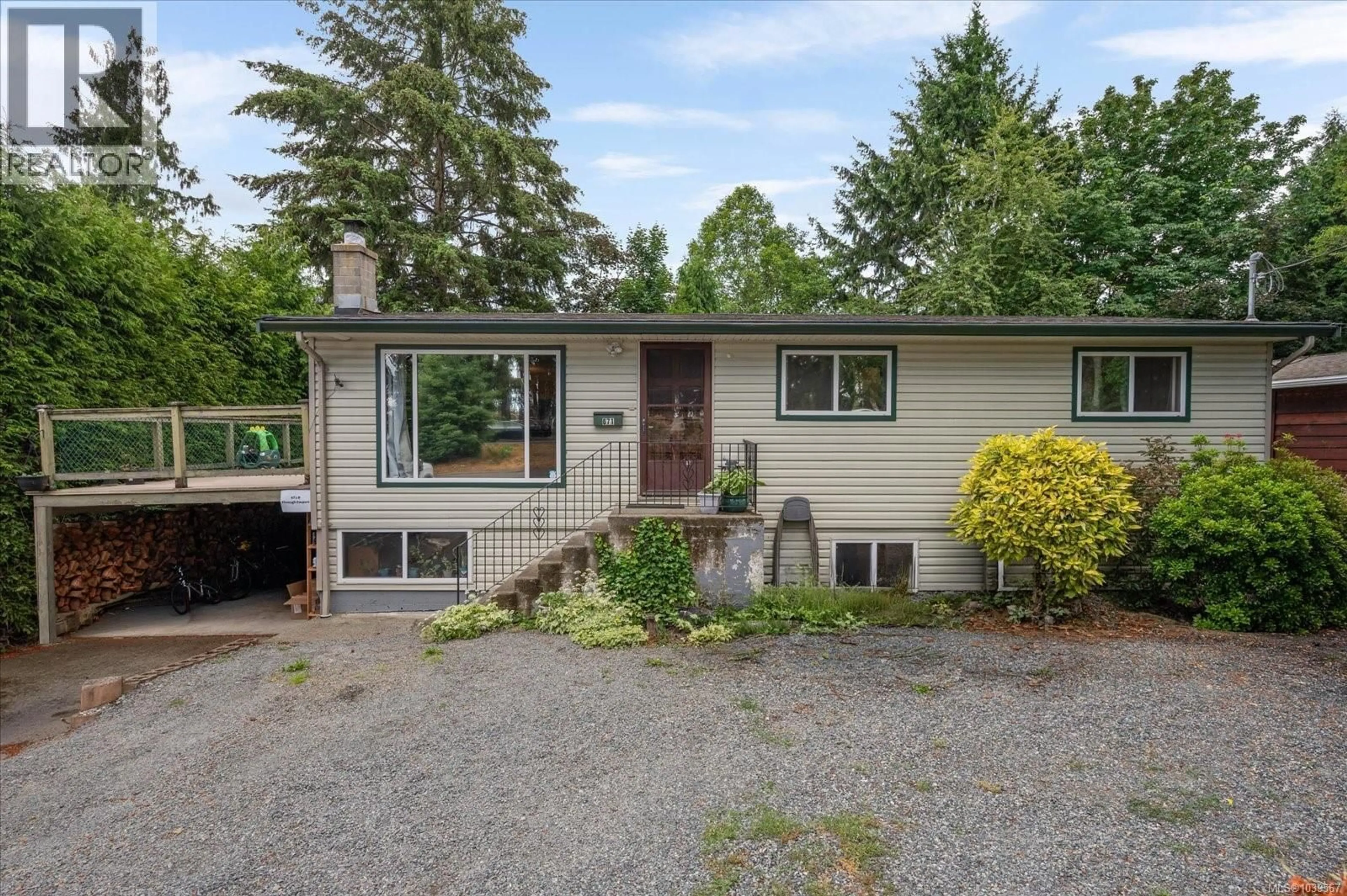 Home with vinyl exterior material, street for 671 BEACONSFIELD ROAD, Nanaimo British Columbia V9R1X1