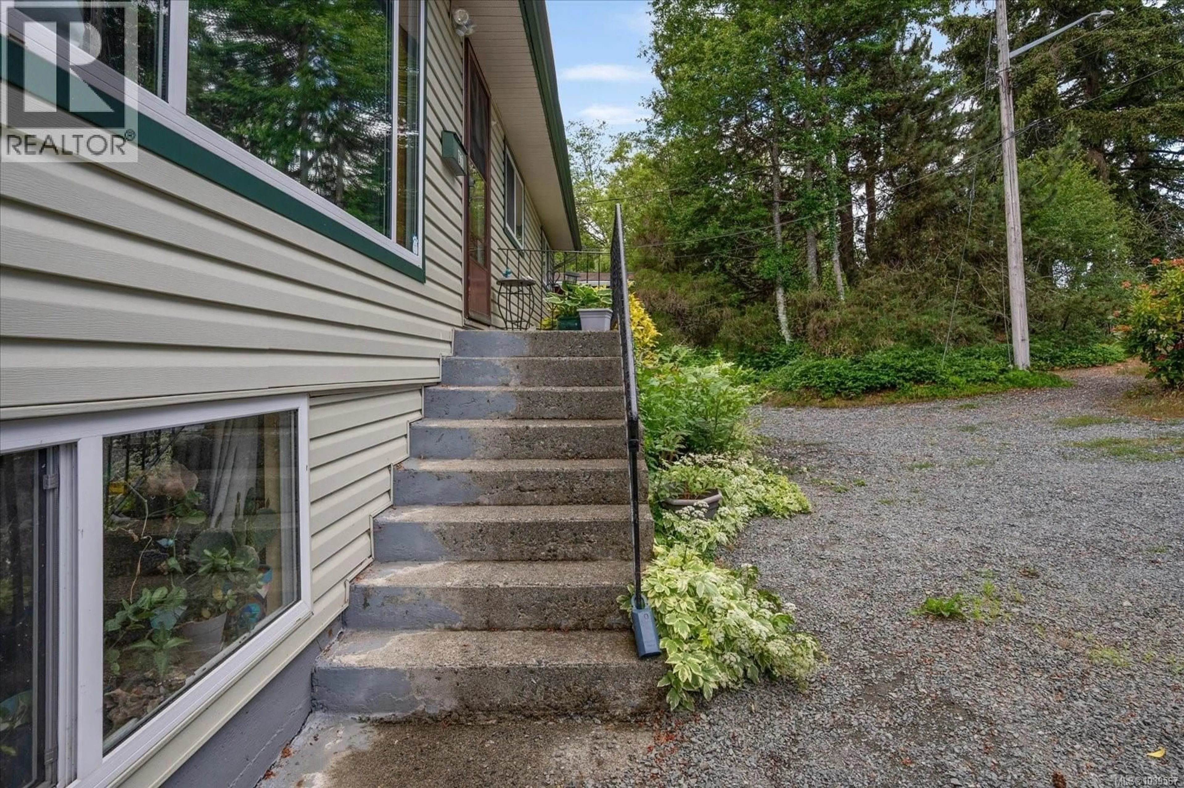 Home with vinyl exterior material, street for 671 BEACONSFIELD ROAD, Nanaimo British Columbia V9R1X1