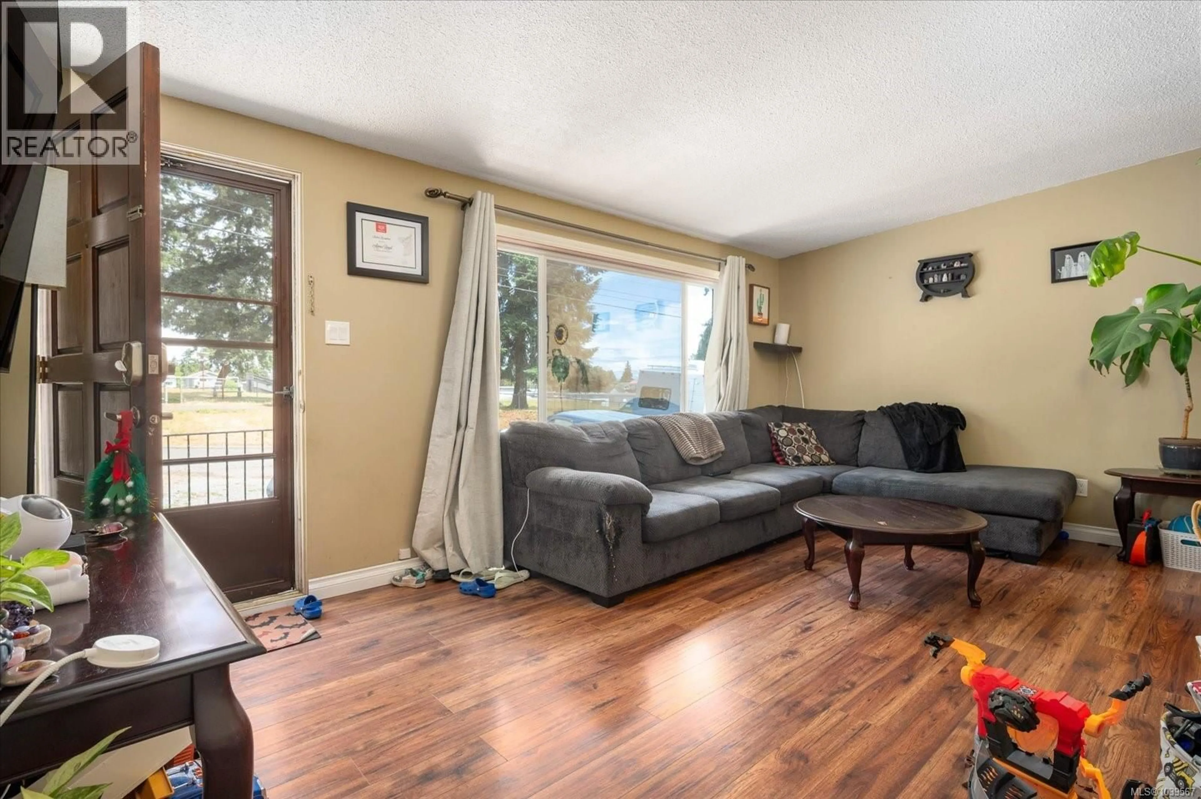 Living room with furniture, wood/laminate floor for 671 BEACONSFIELD ROAD, Nanaimo British Columbia V9R1X1