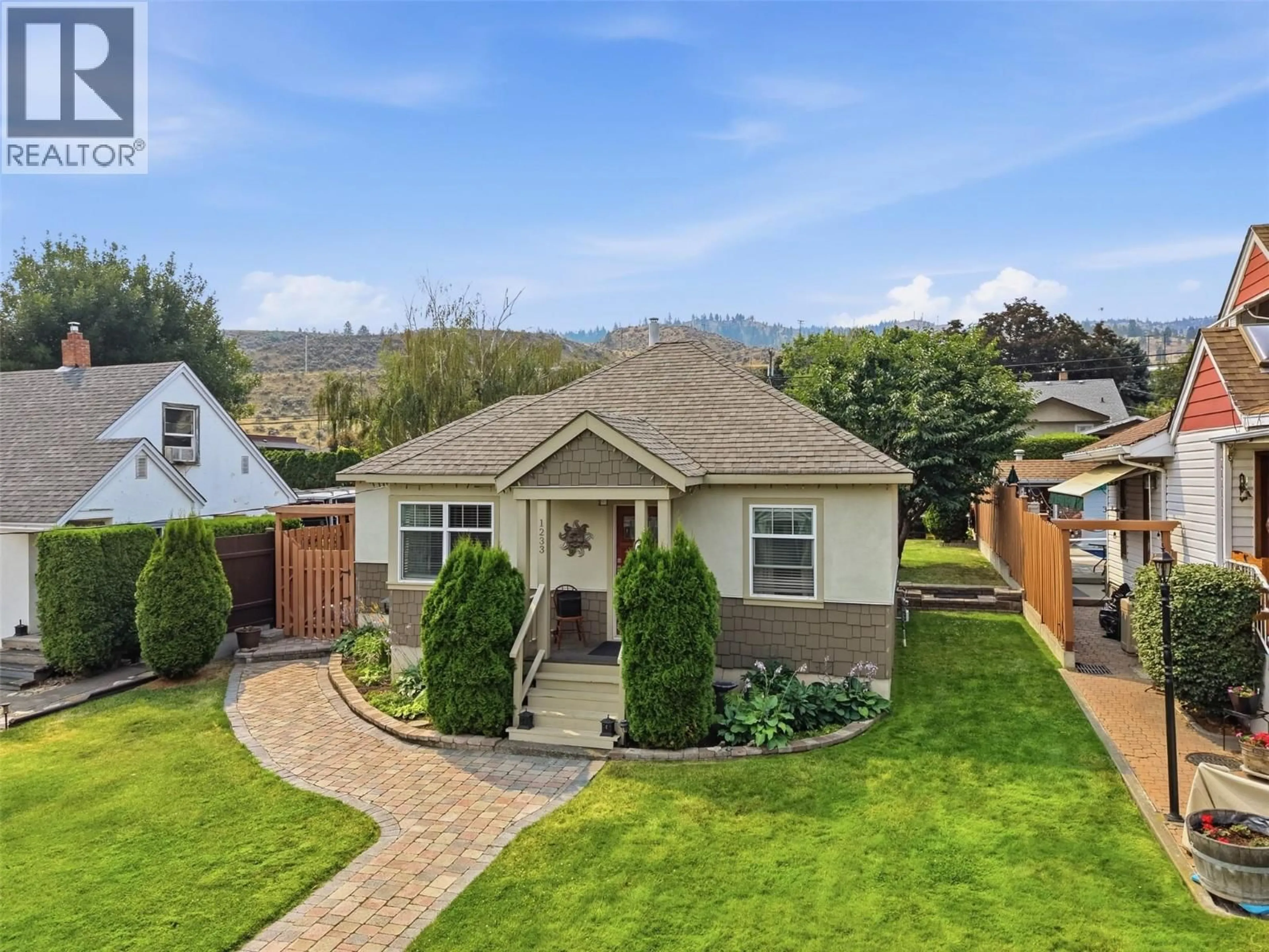 A pic from outside/outdoor area/front of a property/back of a property/a pic from drone, street for 1233 PINE STREET, Kamloops British Columbia V2C3A8