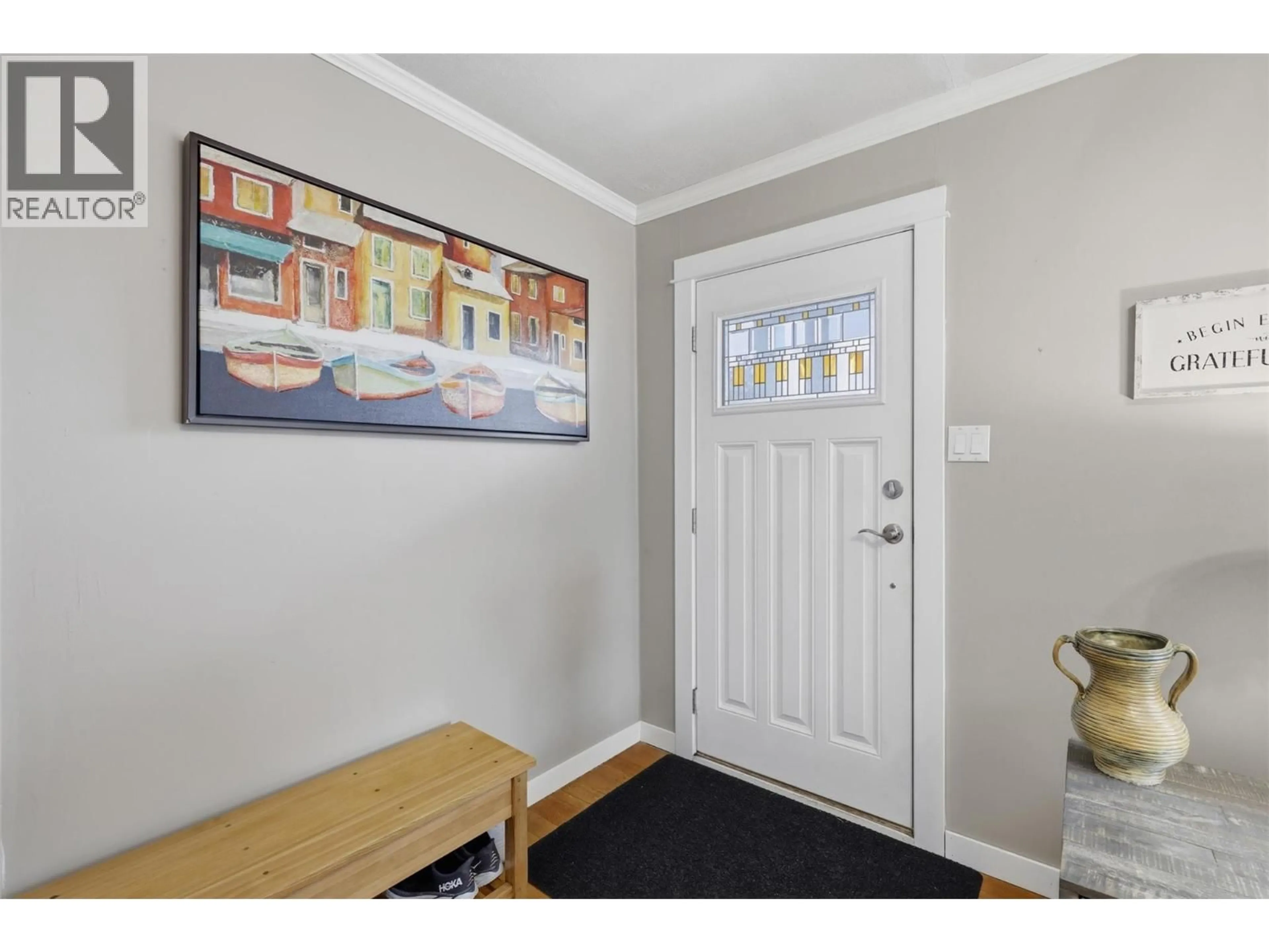 Indoor entryway for 1233 PINE STREET, Kamloops British Columbia V2C3A8