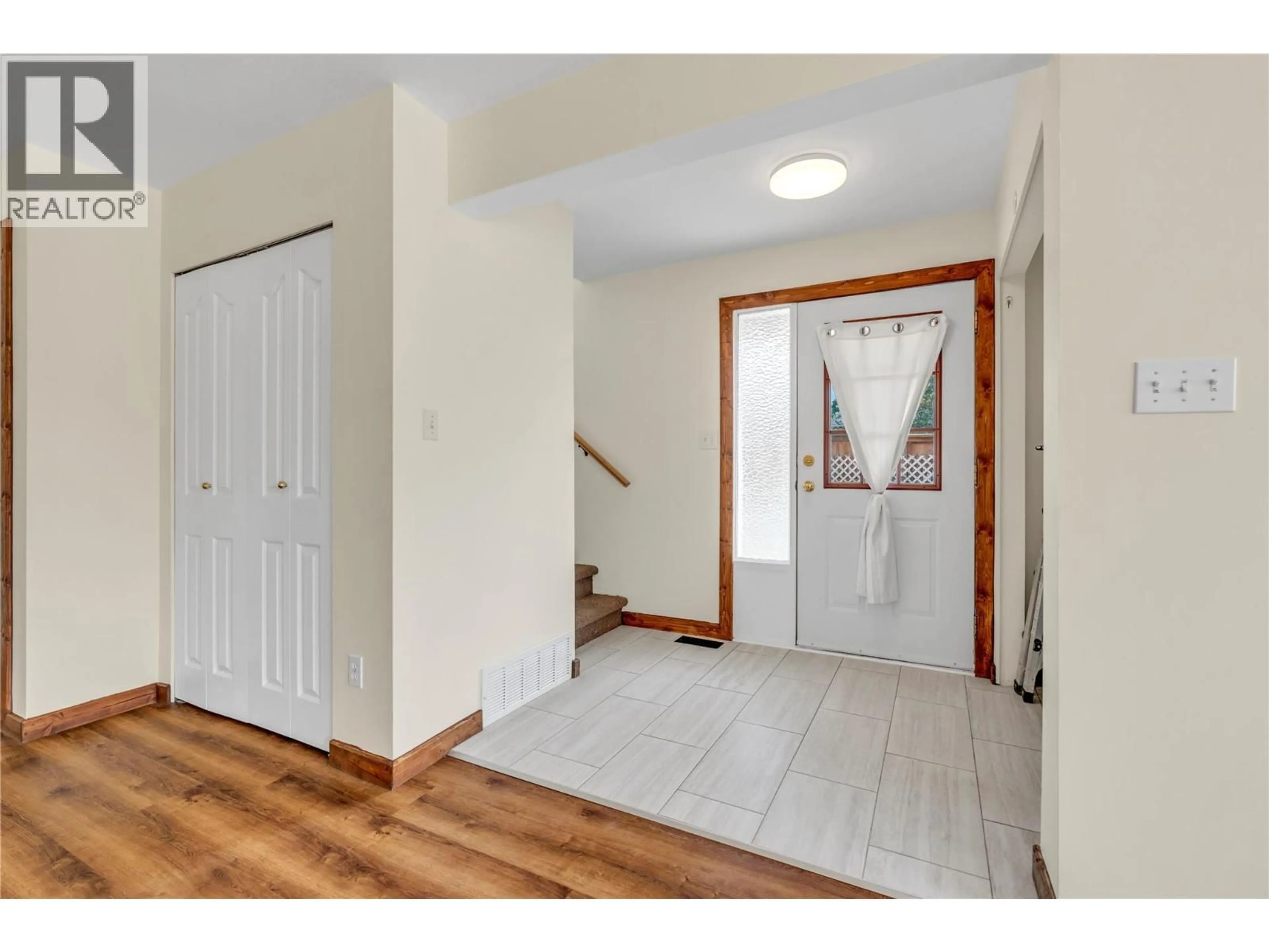 Indoor entryway for 102 - 597 MUNICIPAL AVENUE, Penticton British Columbia V2A2R3