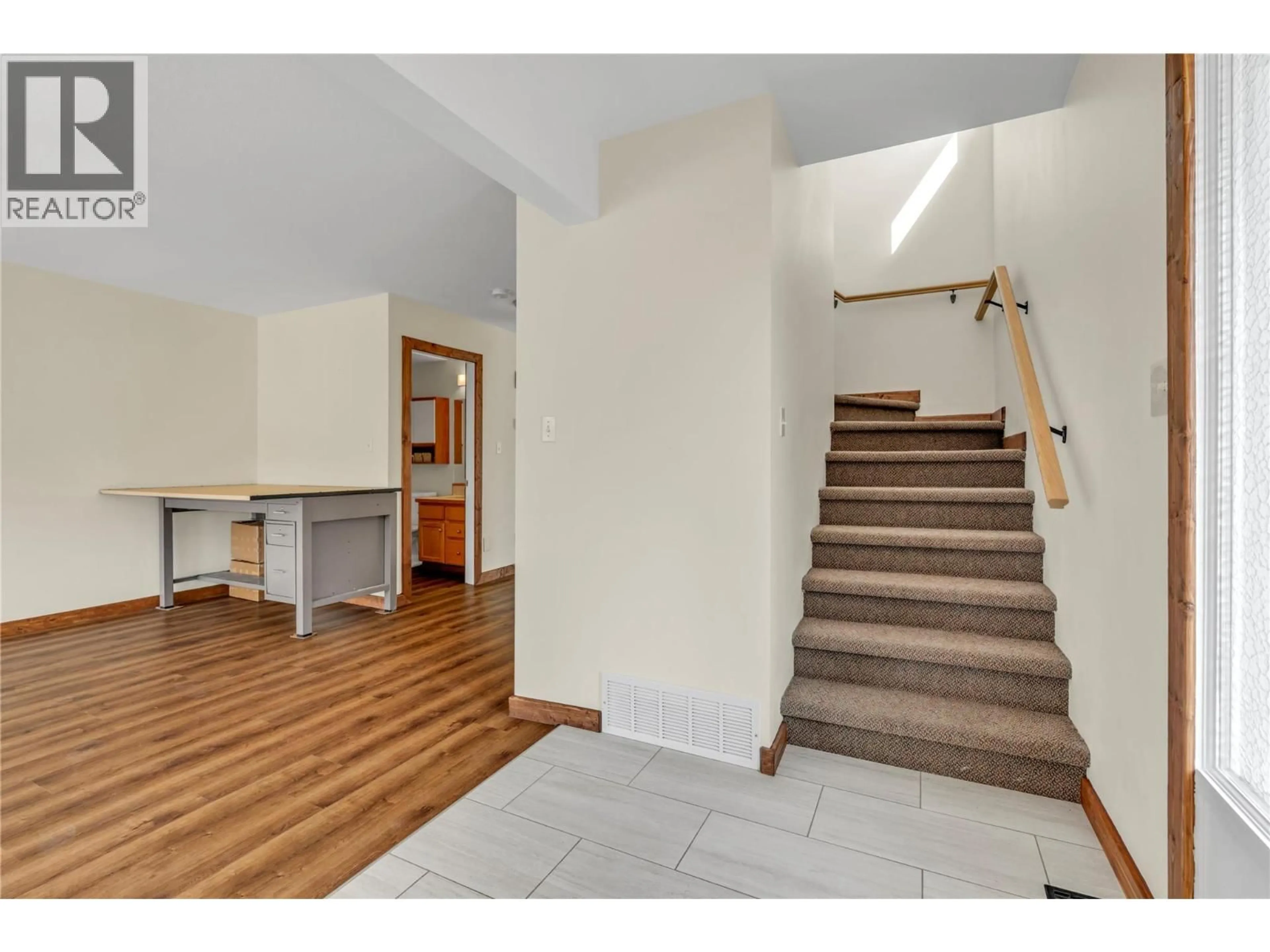 Indoor foyer for 102 - 597 MUNICIPAL AVENUE, Penticton British Columbia V2A2R3
