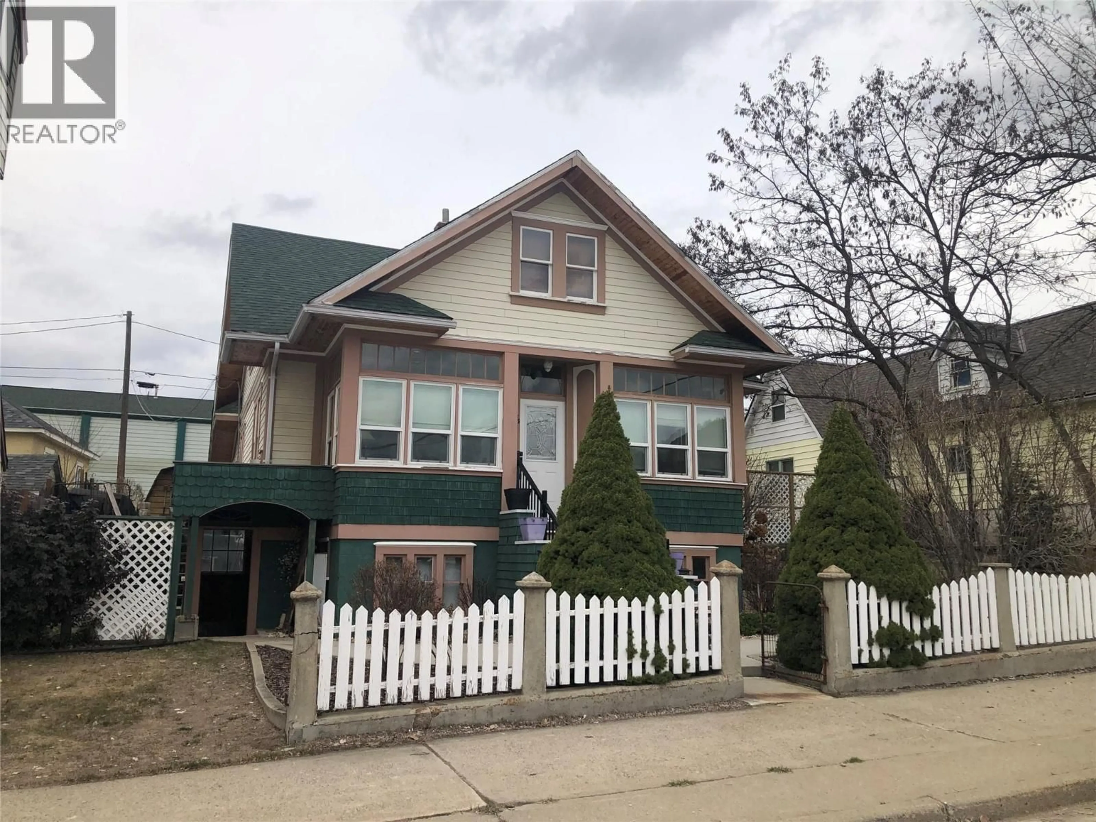 Home with vinyl exterior material, street for 1335 THOM STREET, Trail British Columbia V1R1X7