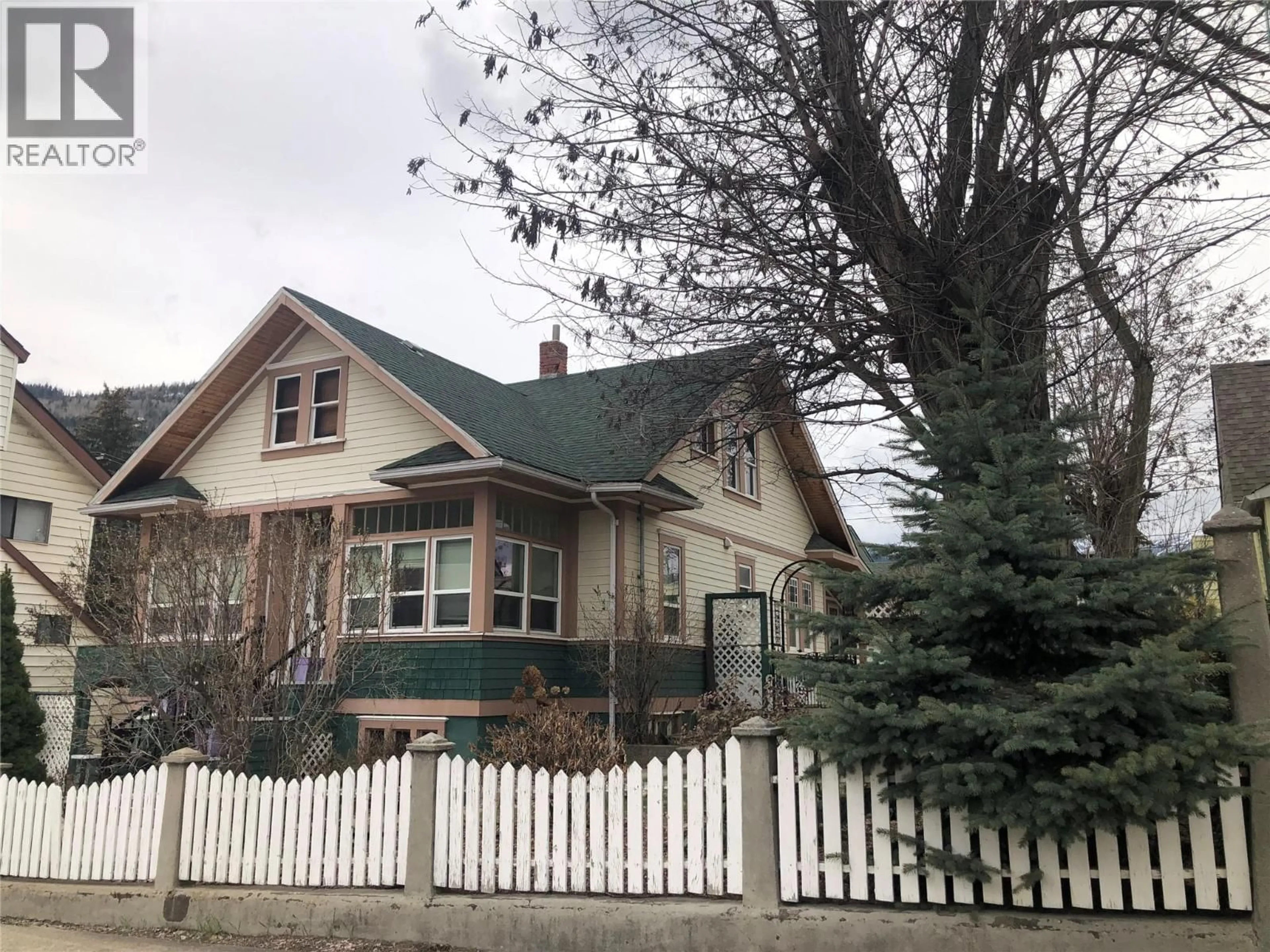 Home with vinyl exterior material, street for 1335 THOM STREET, Trail British Columbia V1R1X7