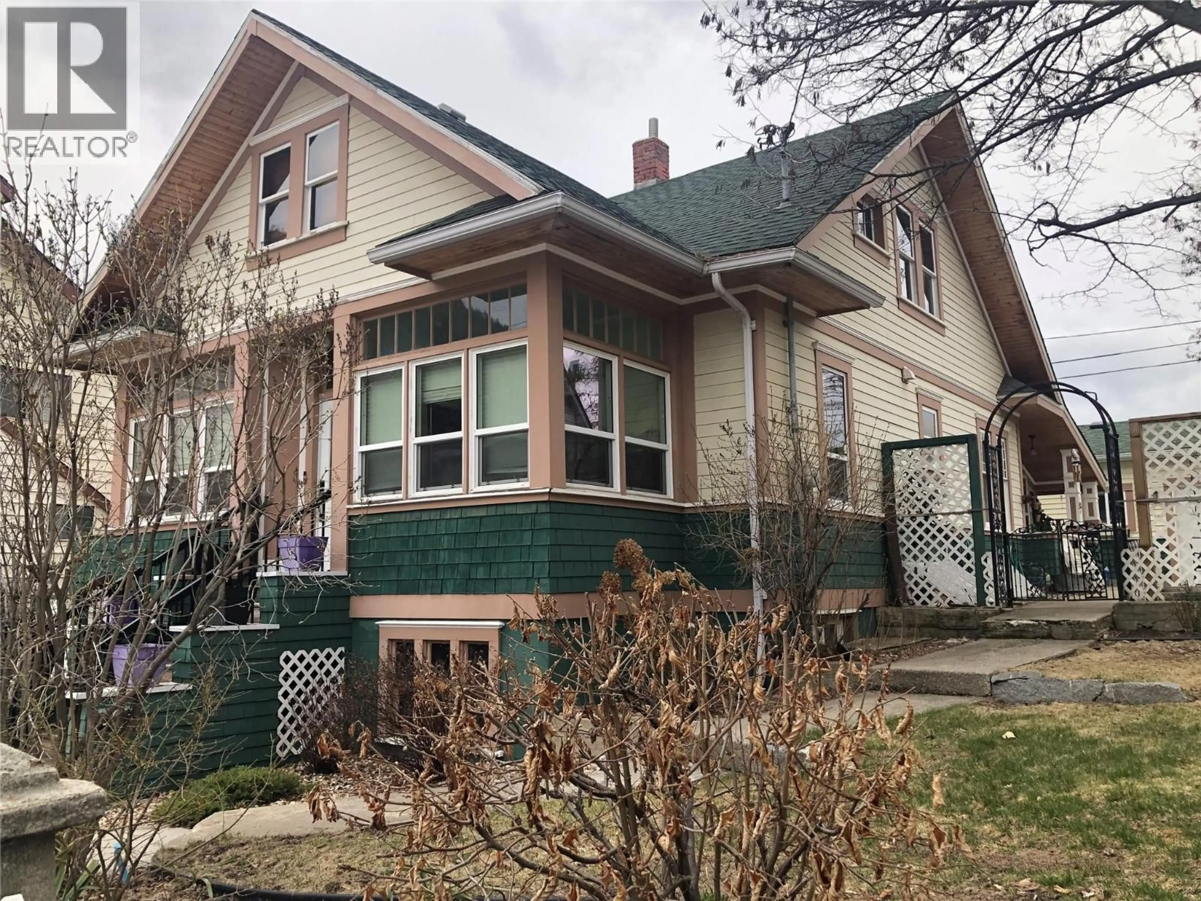 Home with vinyl exterior material, street for 1335 THOM STREET, Trail British Columbia V1R1X7