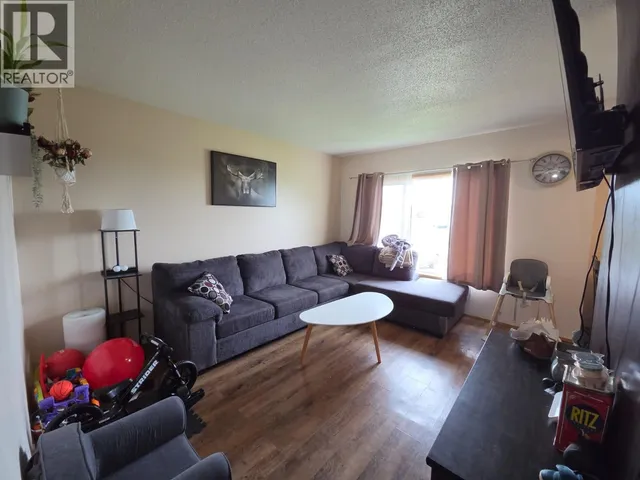 4911/4913 56 AVENUE, Pouce Coupe 3