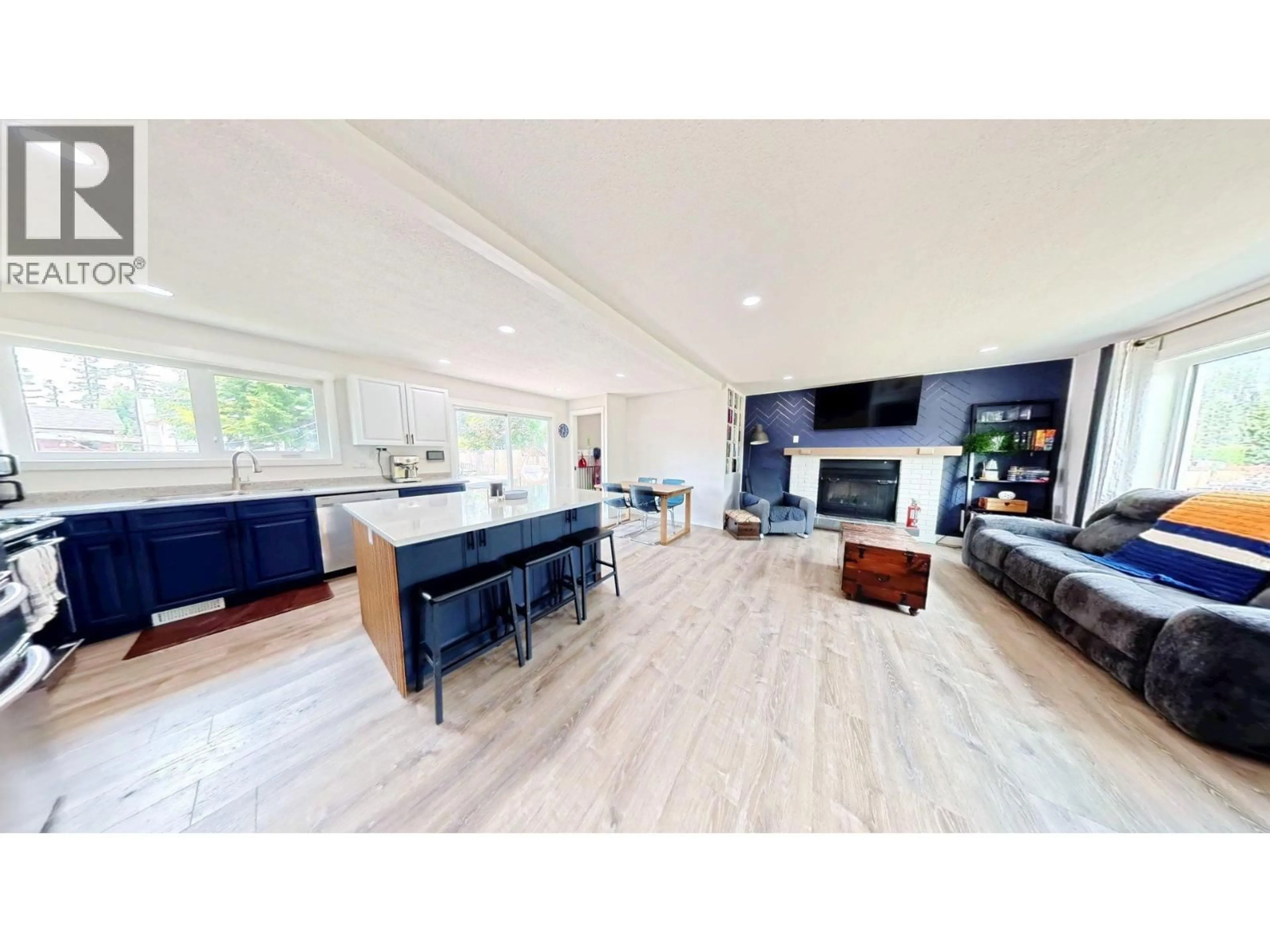 Open concept kitchen, wood/laminate floor for 10 CASCADE CRESCENT, Elkford British Columbia V0B1H0